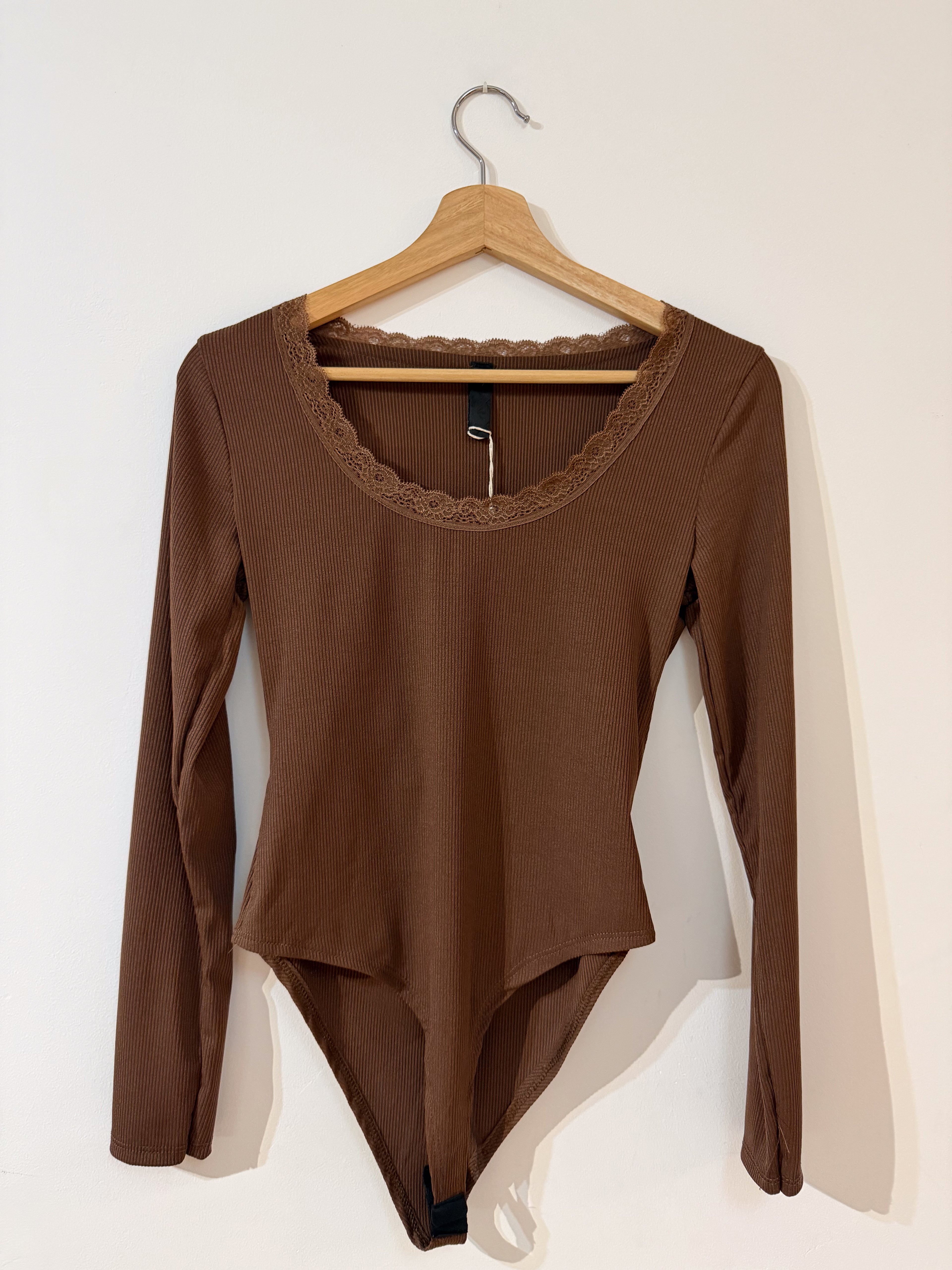 Body marrón con encaje