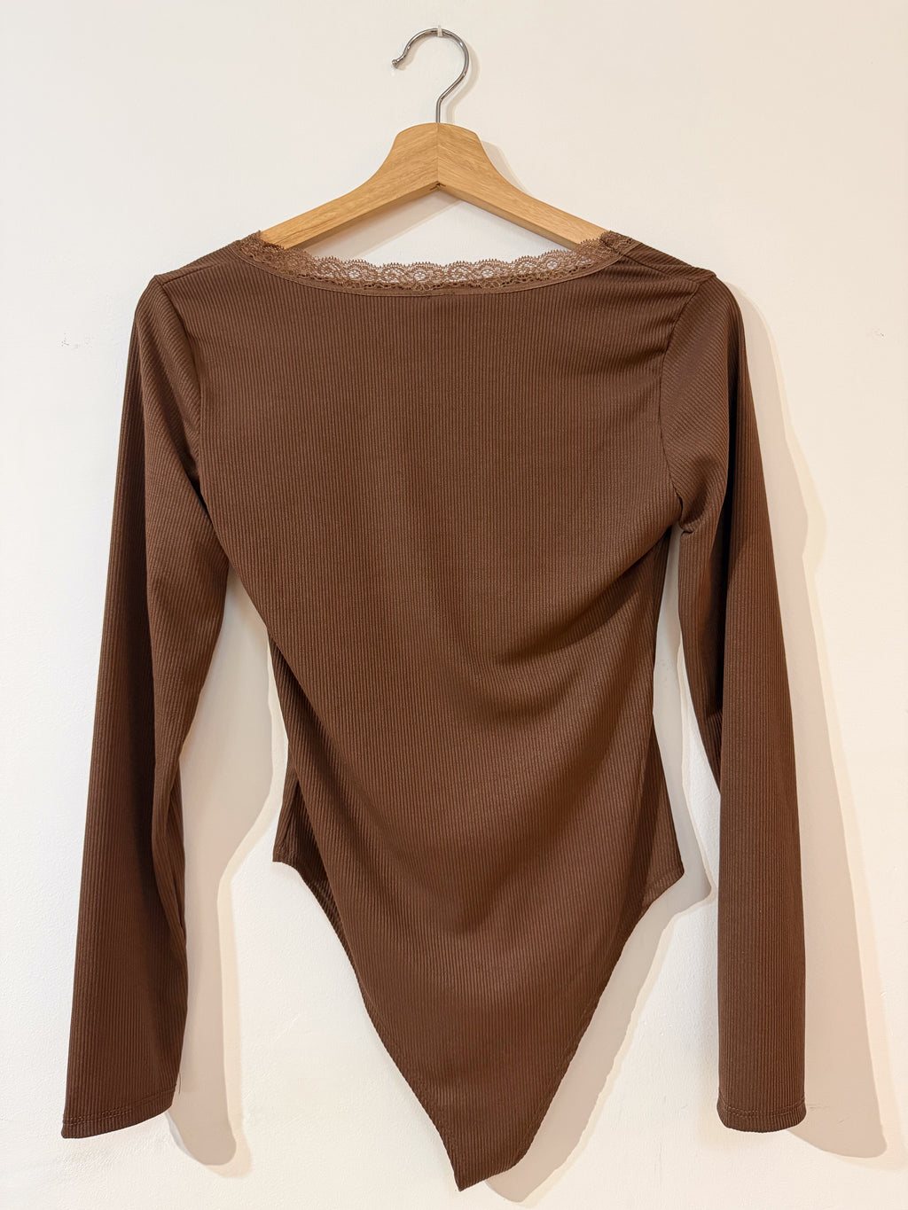 Body marrón con encaje