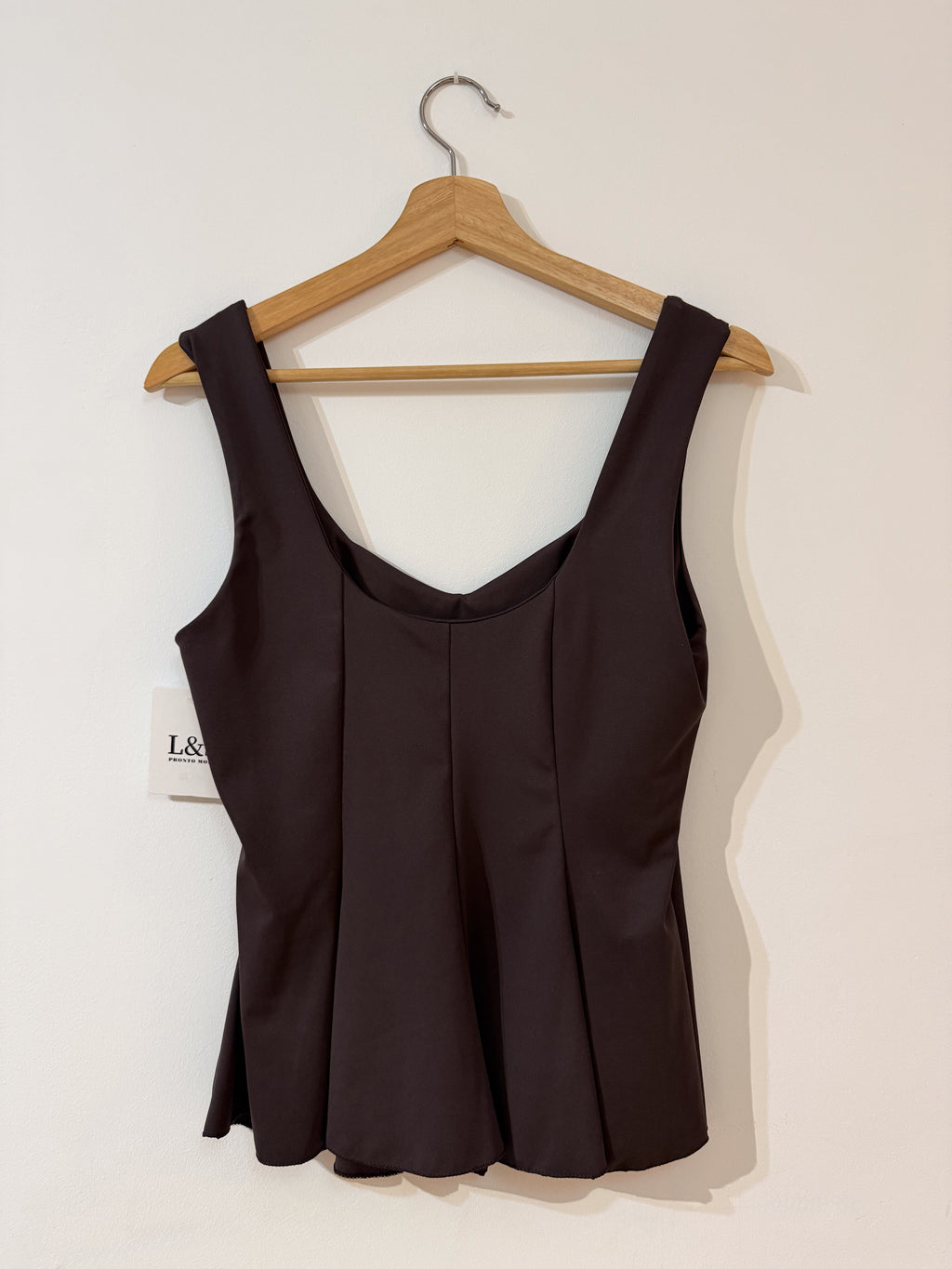 Blusa marrón de tirantes con caída