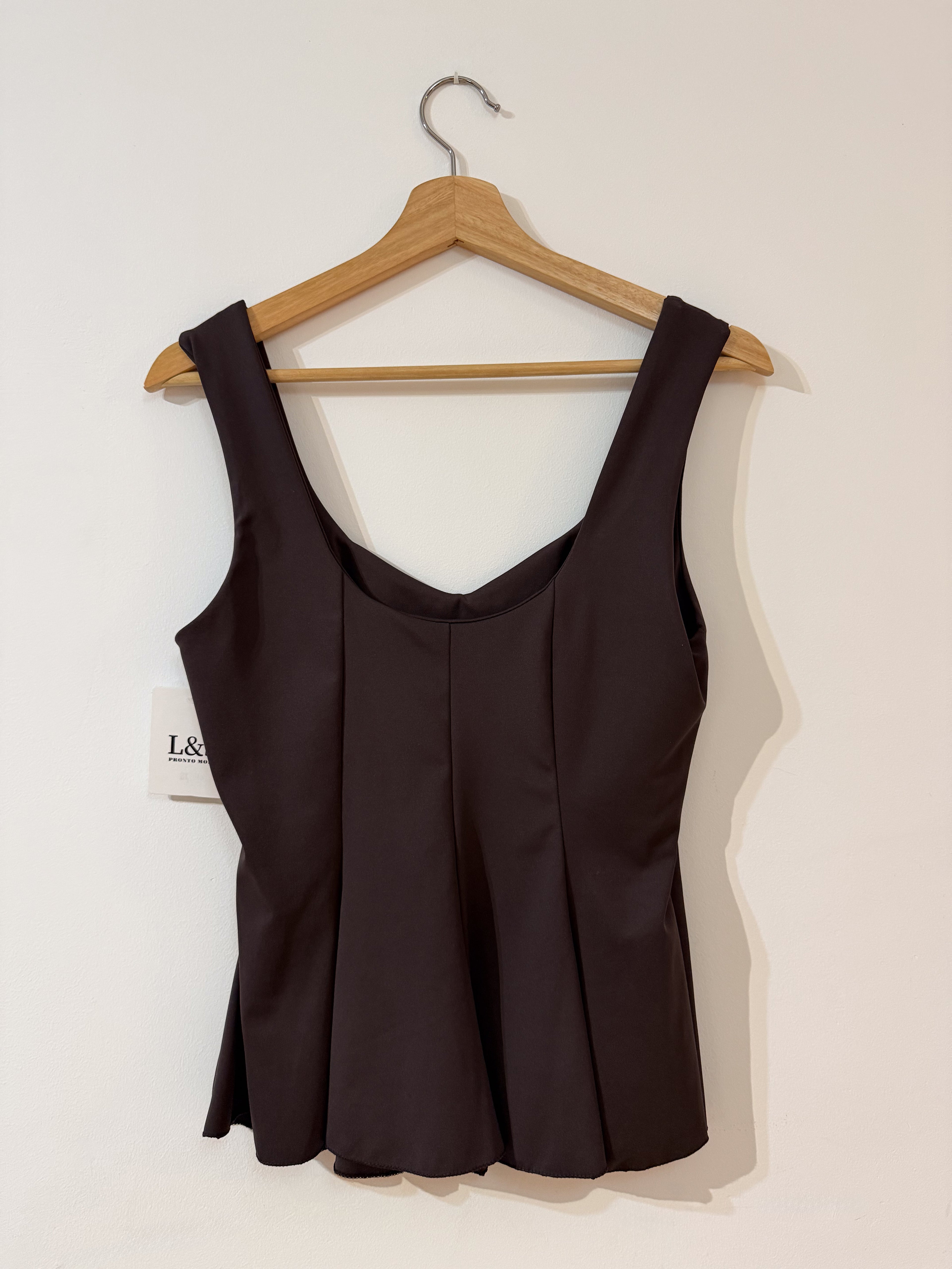 Blusa marrón de tirantes con caída