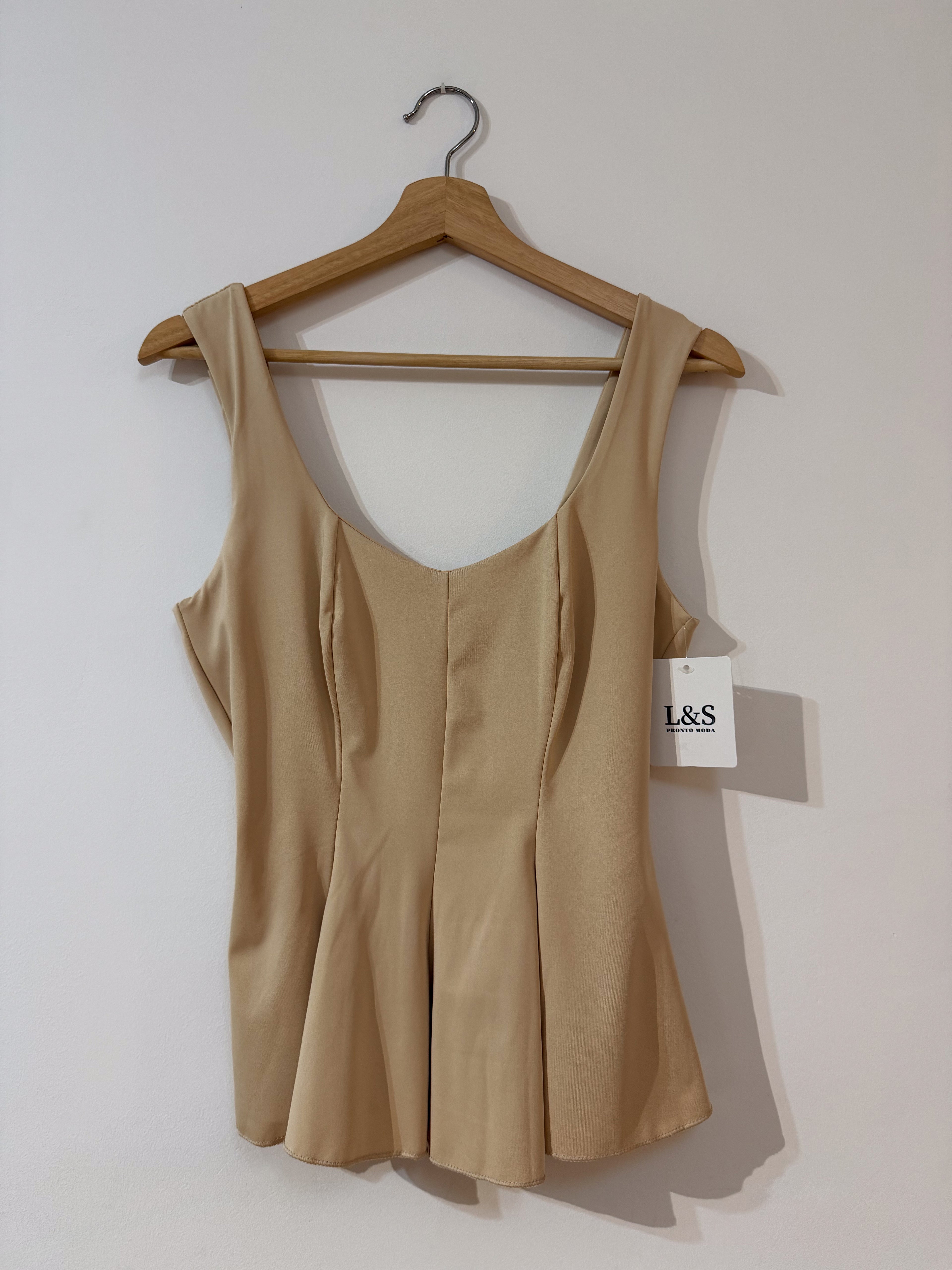Blusa beige de tirantes de líneas suaves