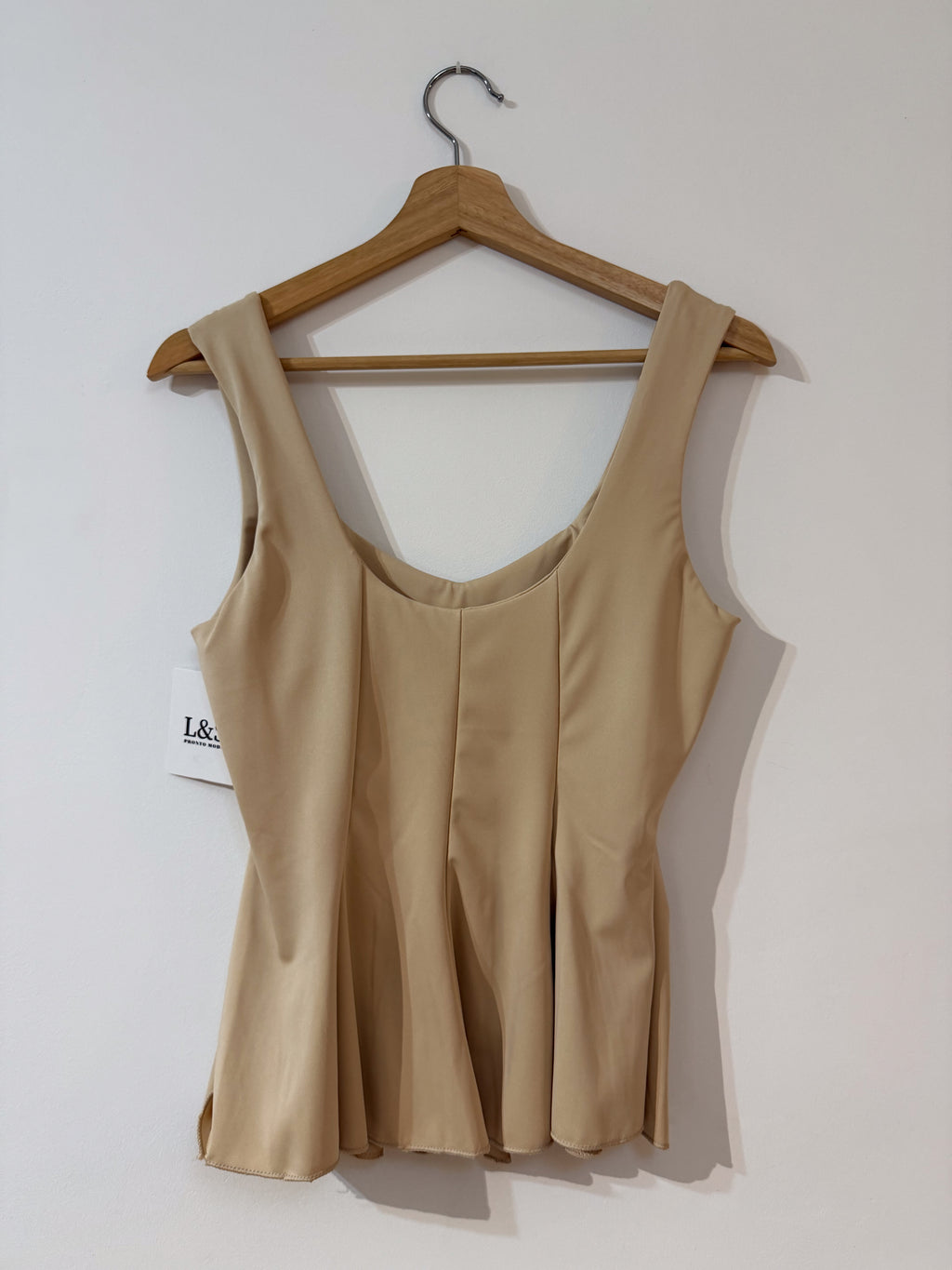 Blusa beige de tirantes de líneas suaves