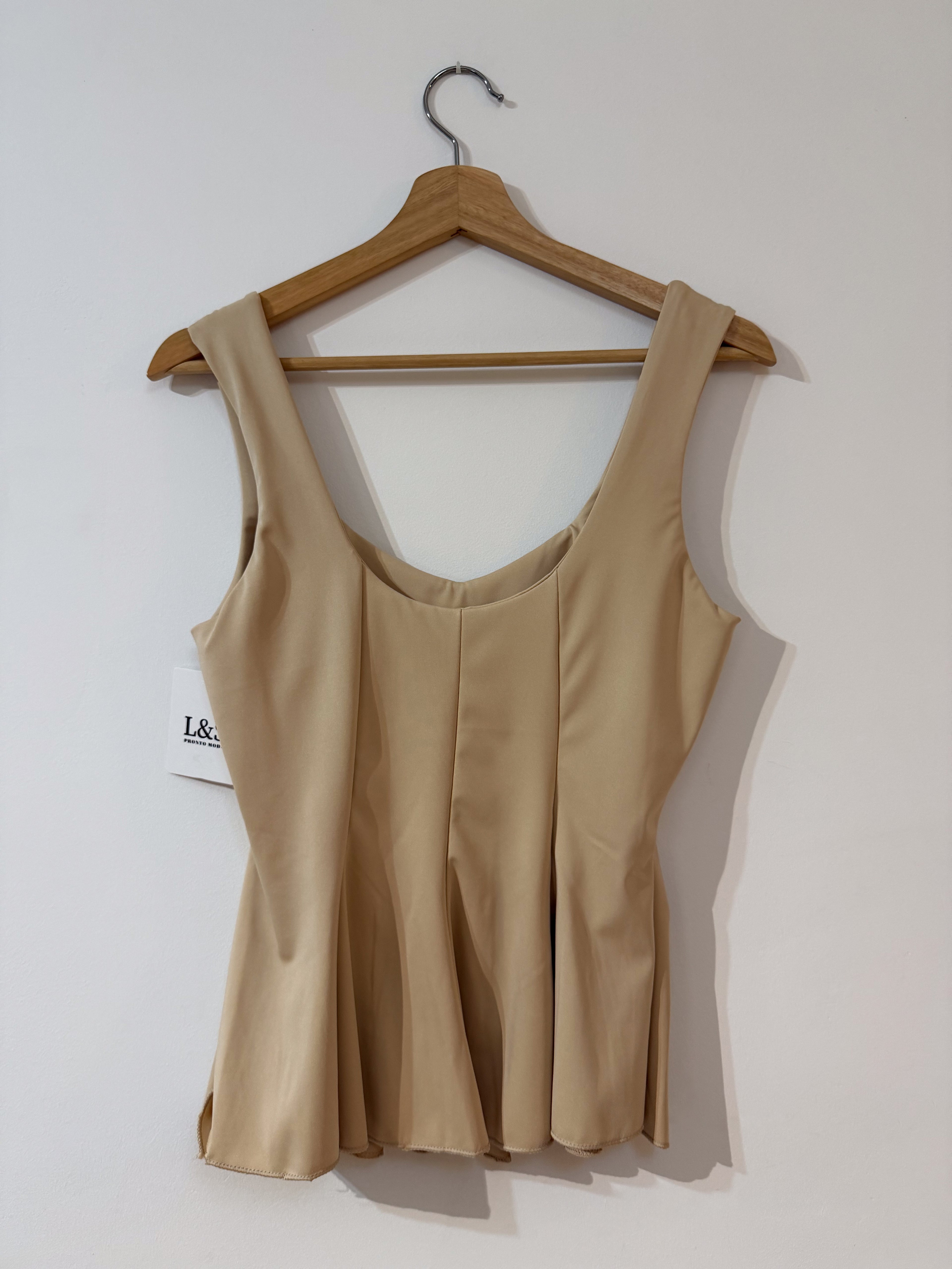 Blusa beige de tirantes de líneas suaves