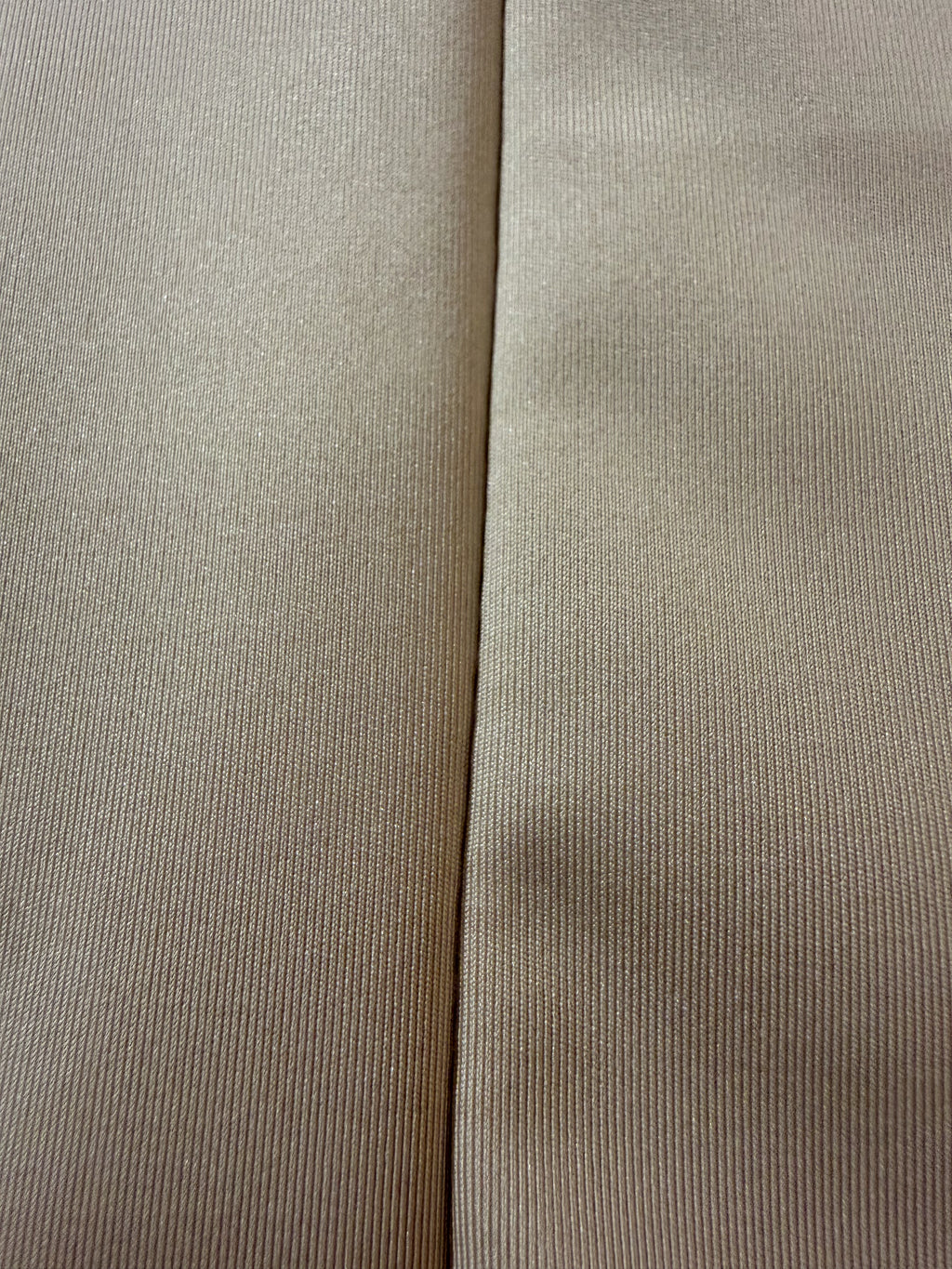 Blusa beige de tirantes de líneas suaves