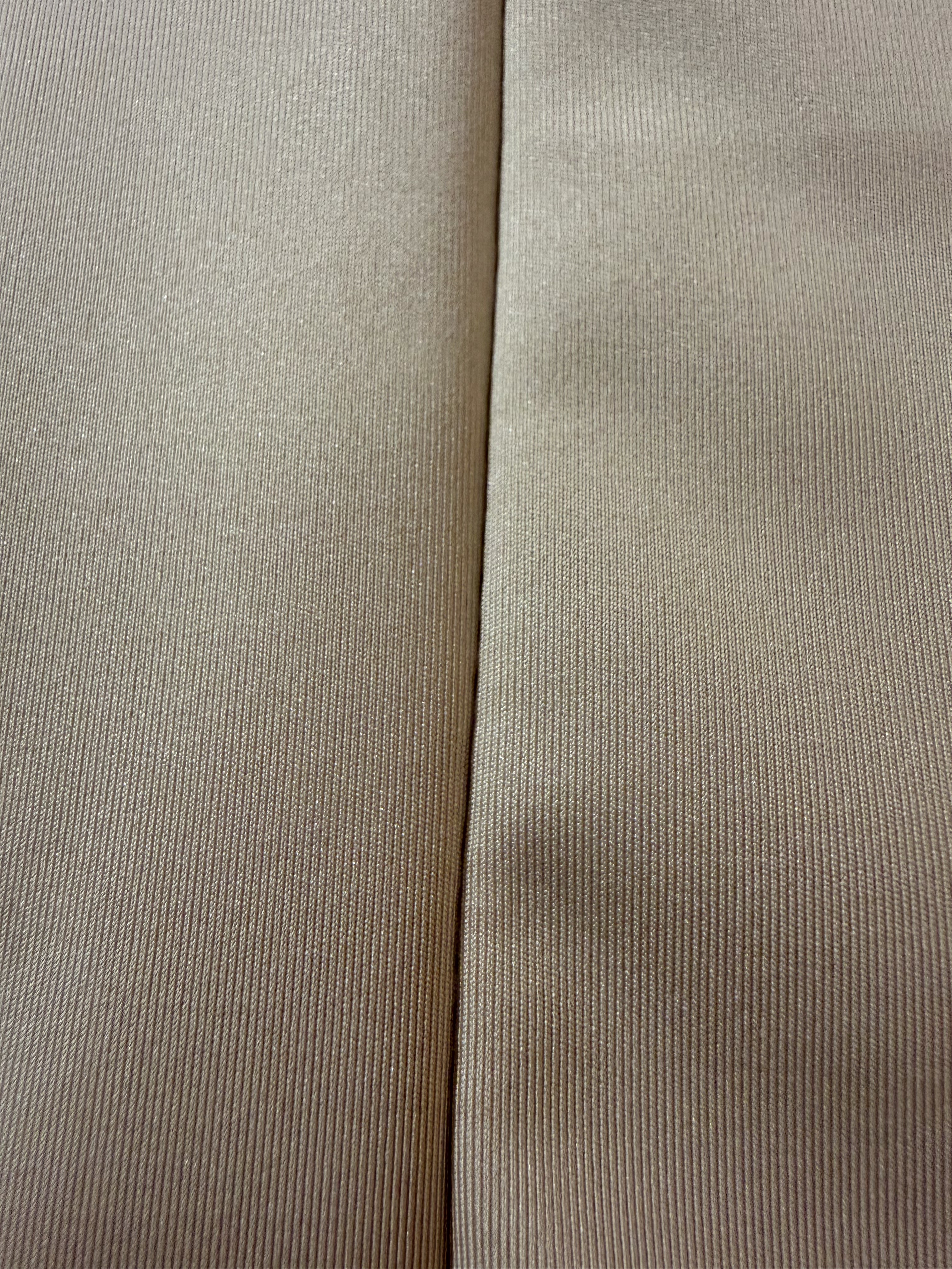 Blusa beige de tirantes de líneas suaves