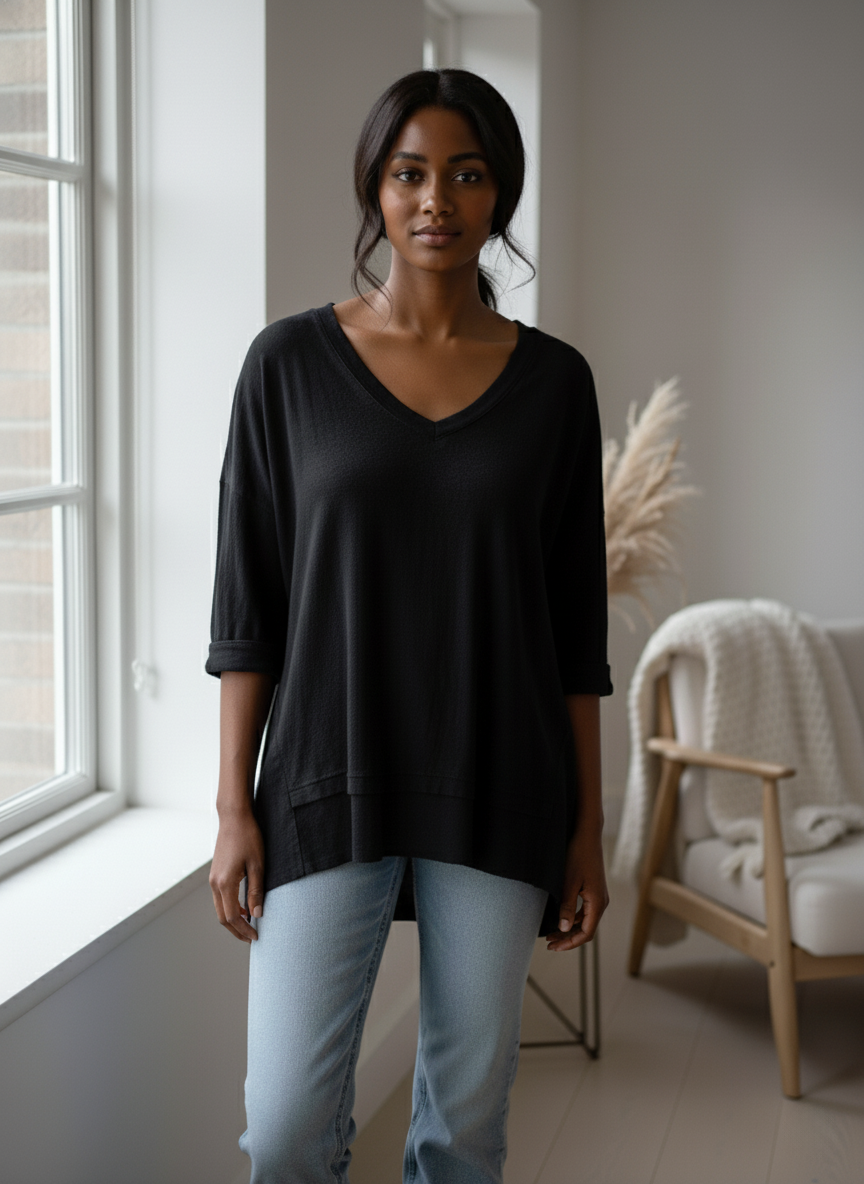 Blusa negra con detalle fluido