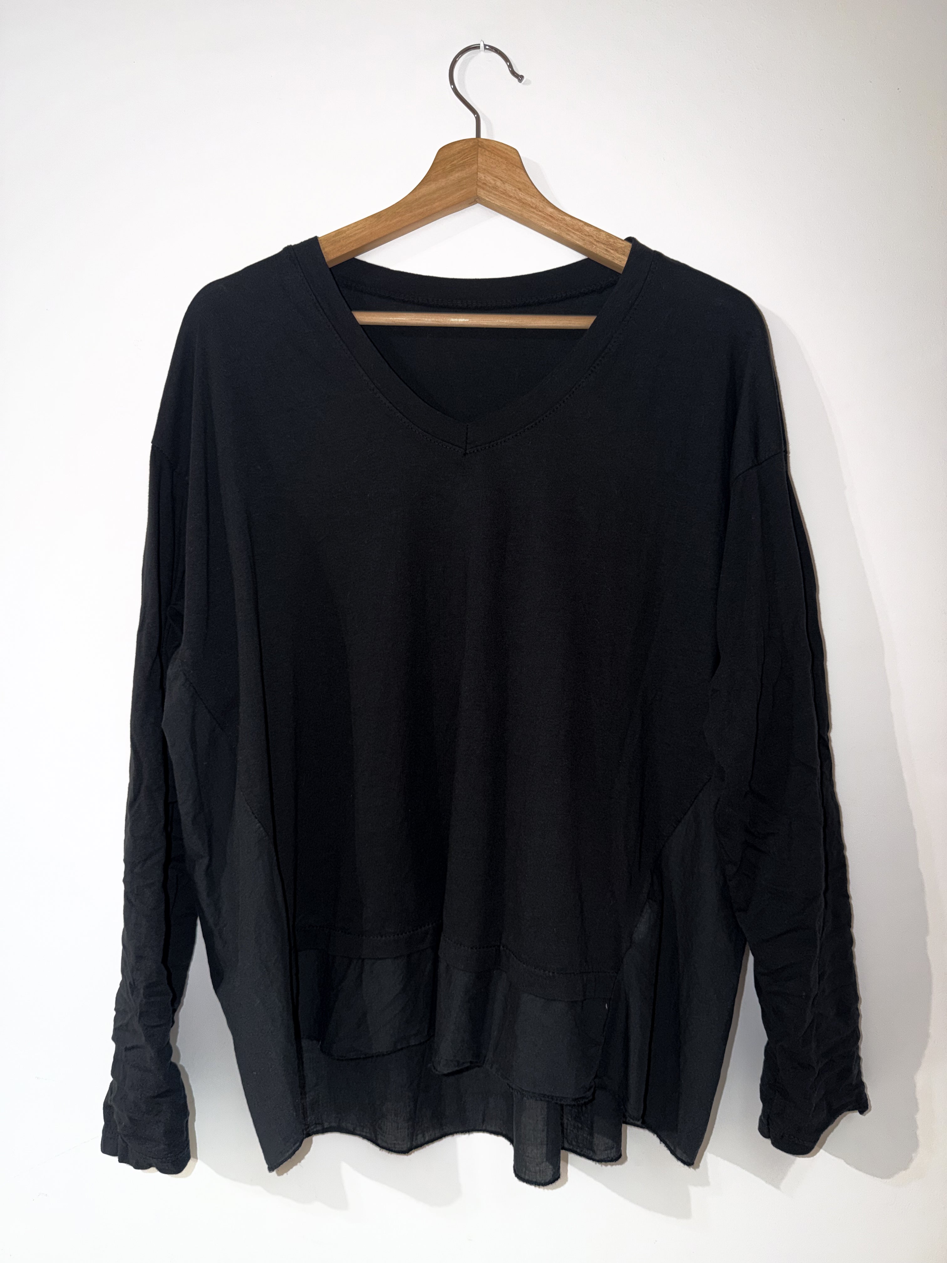 Blusa negra con detalle fluido