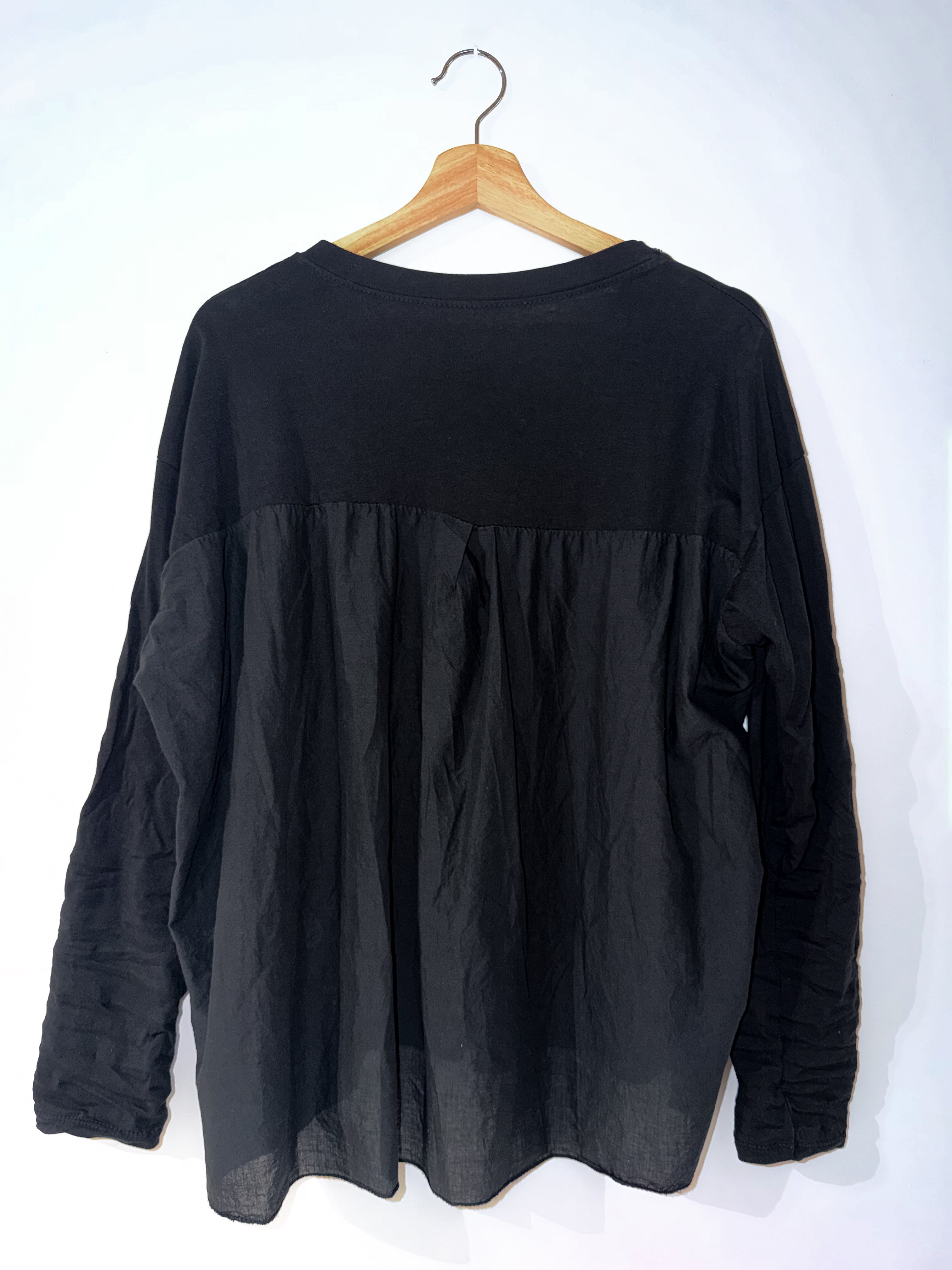 Blusa negra con detalle fluido