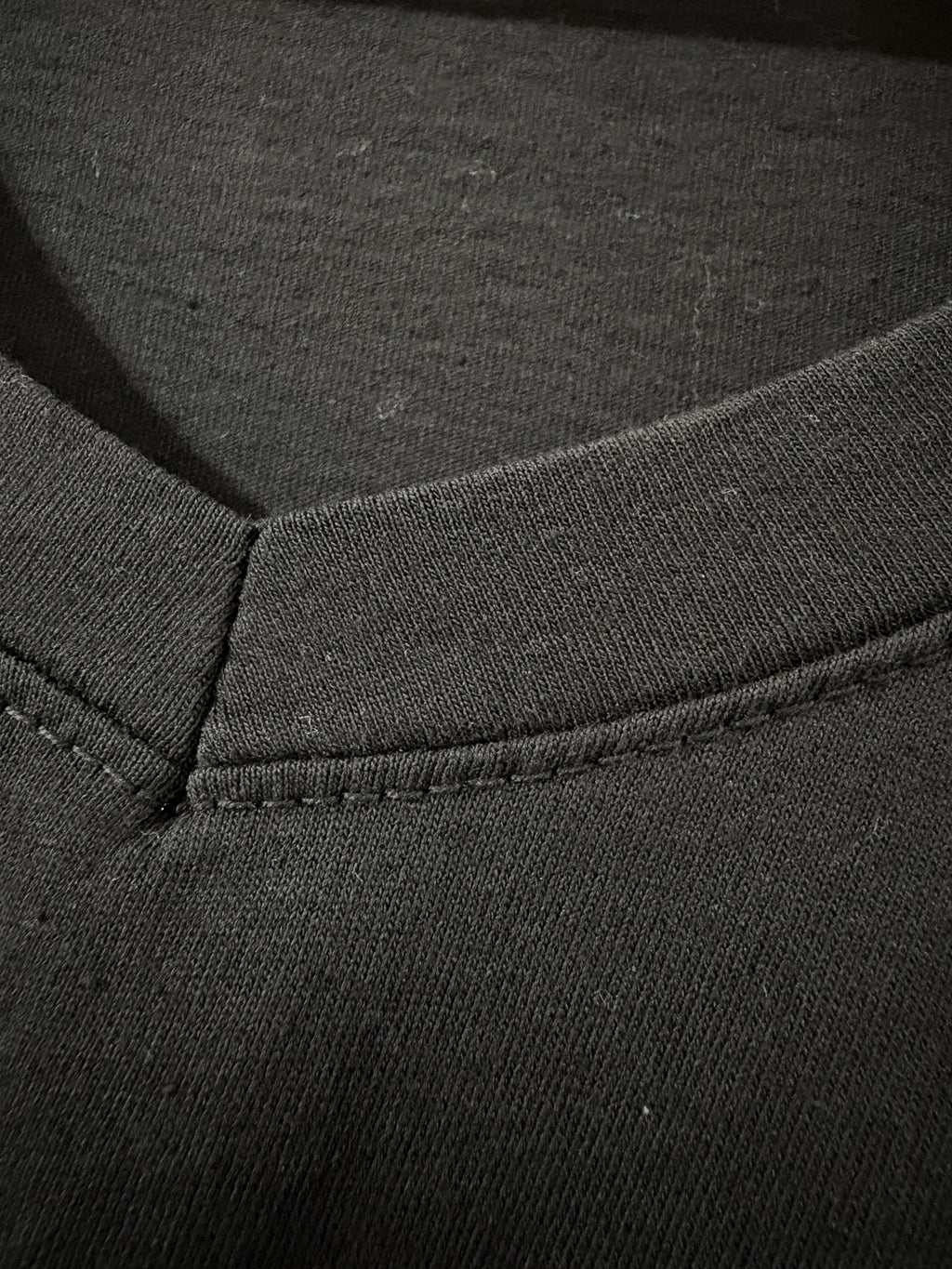 Blusa negra con detalle fluido