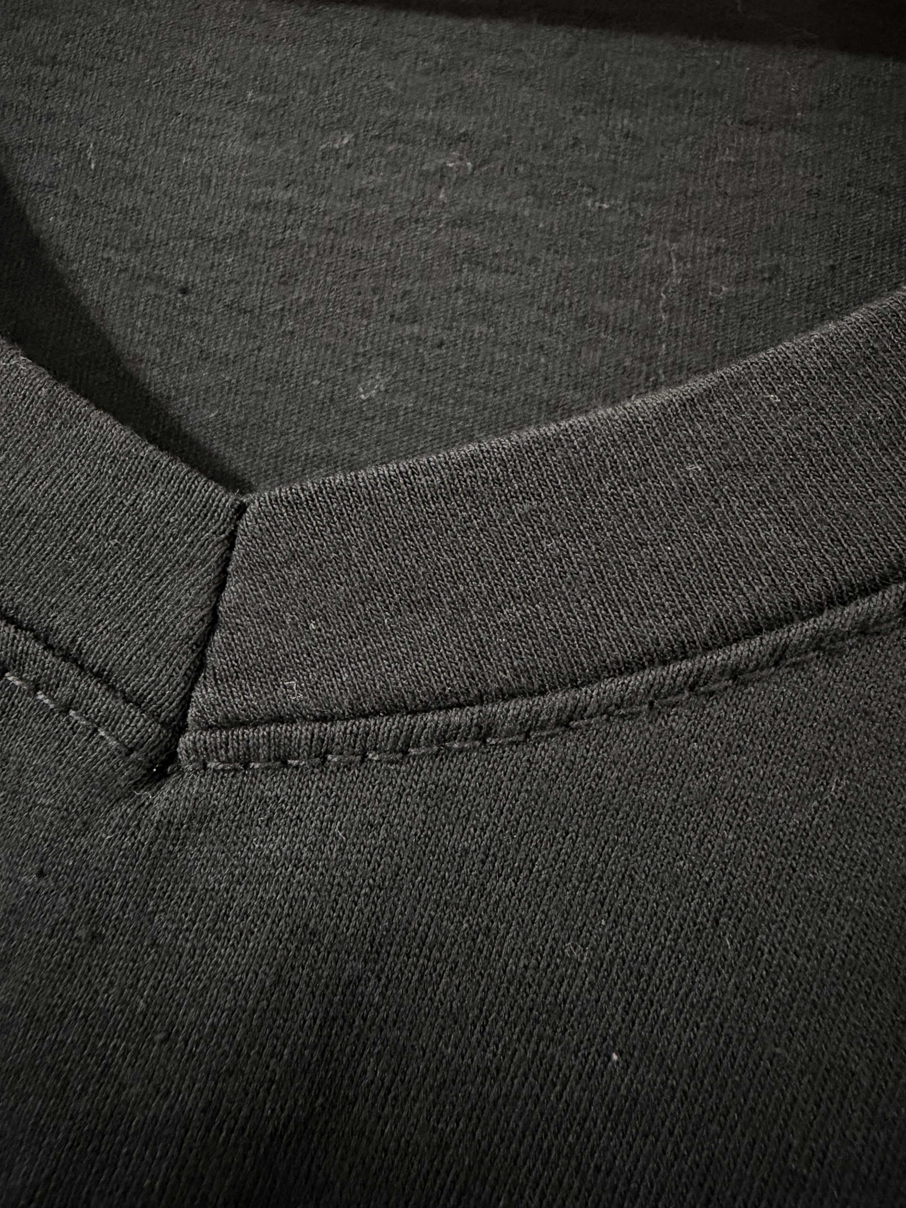 Blusa negra con detalle fluido