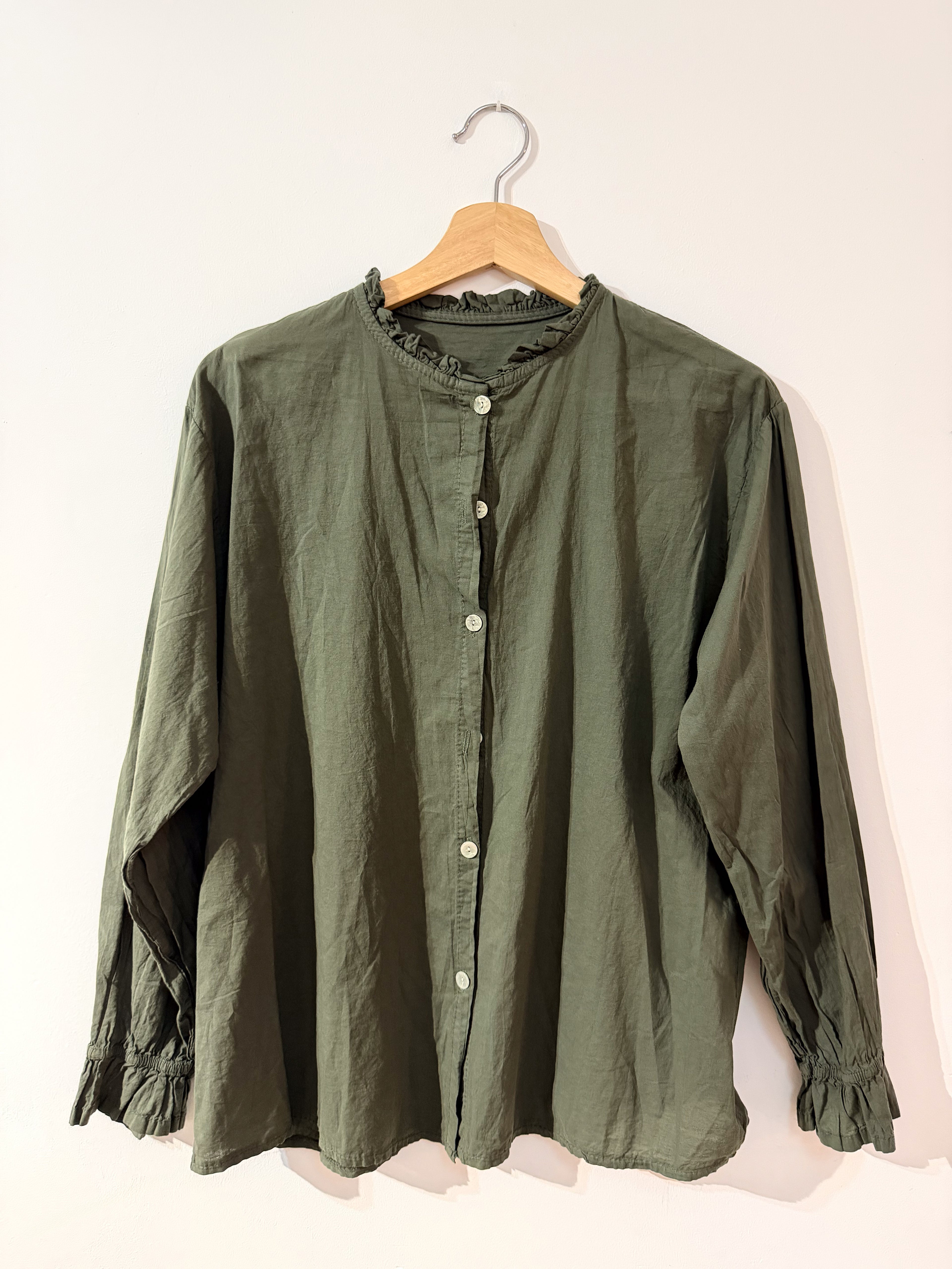 Camisa verde oliva con cuello fruncido