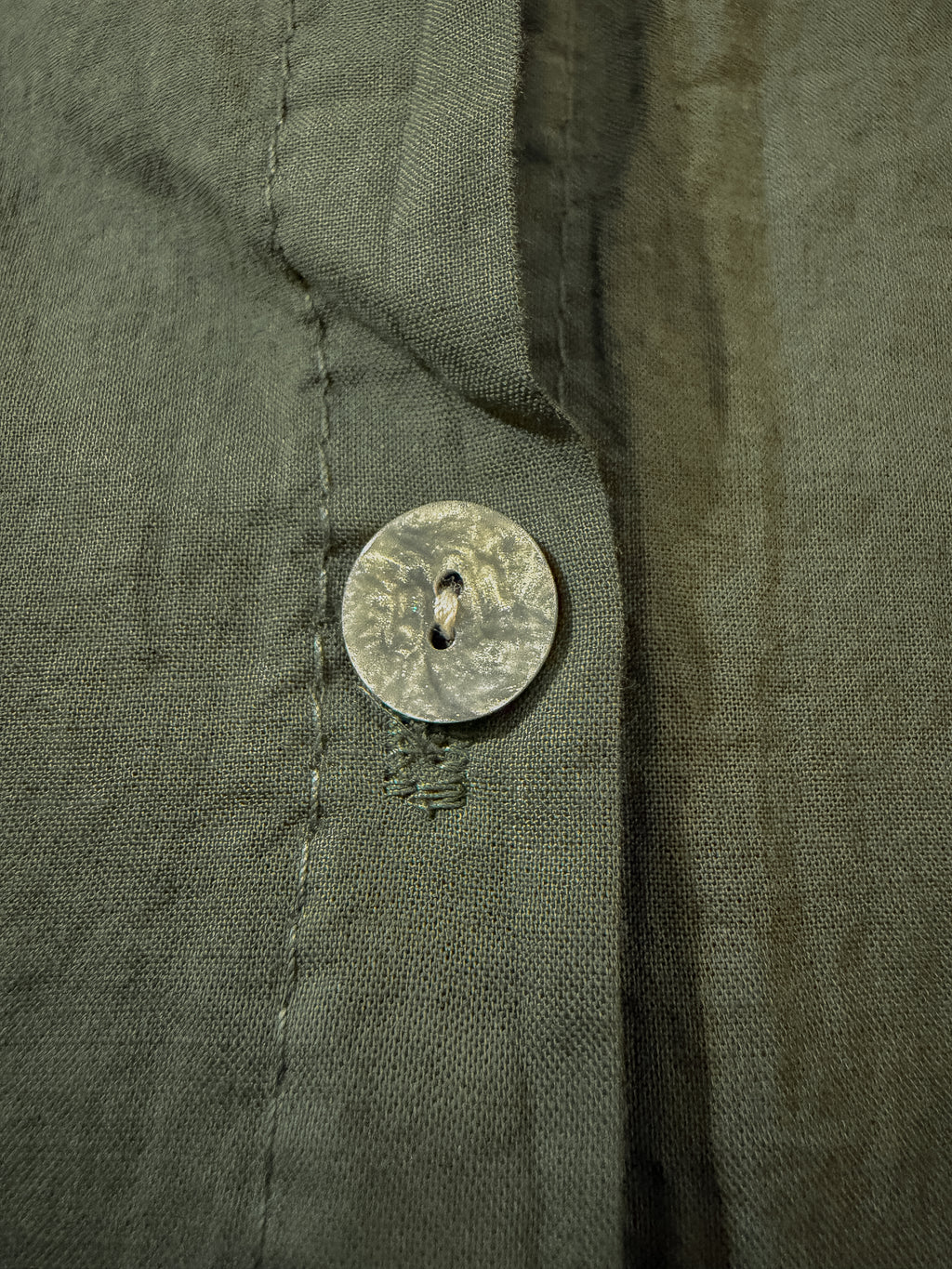 Camisa verde oliva con cuello fruncido