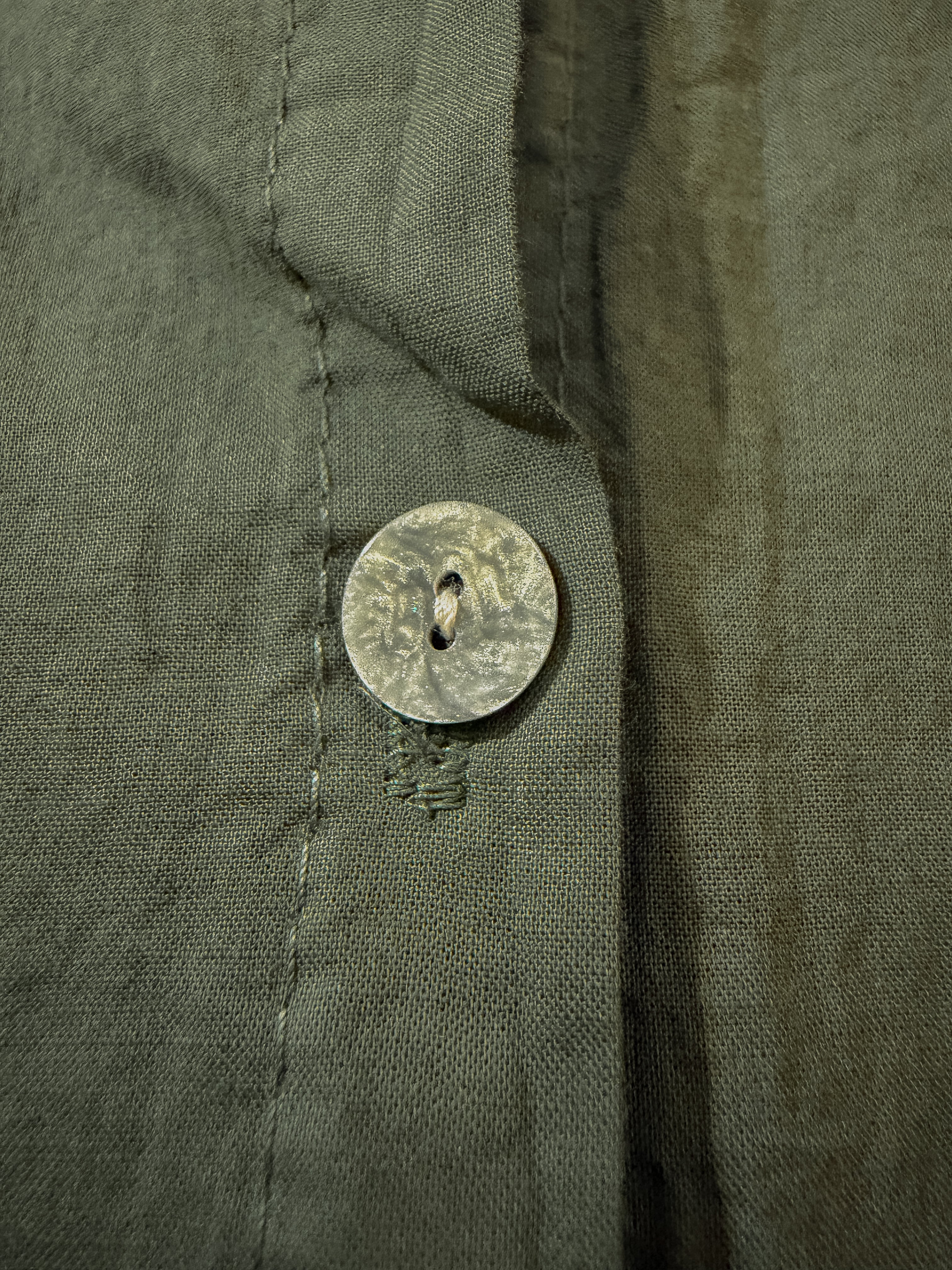 Camisa verde oliva con cuello fruncido