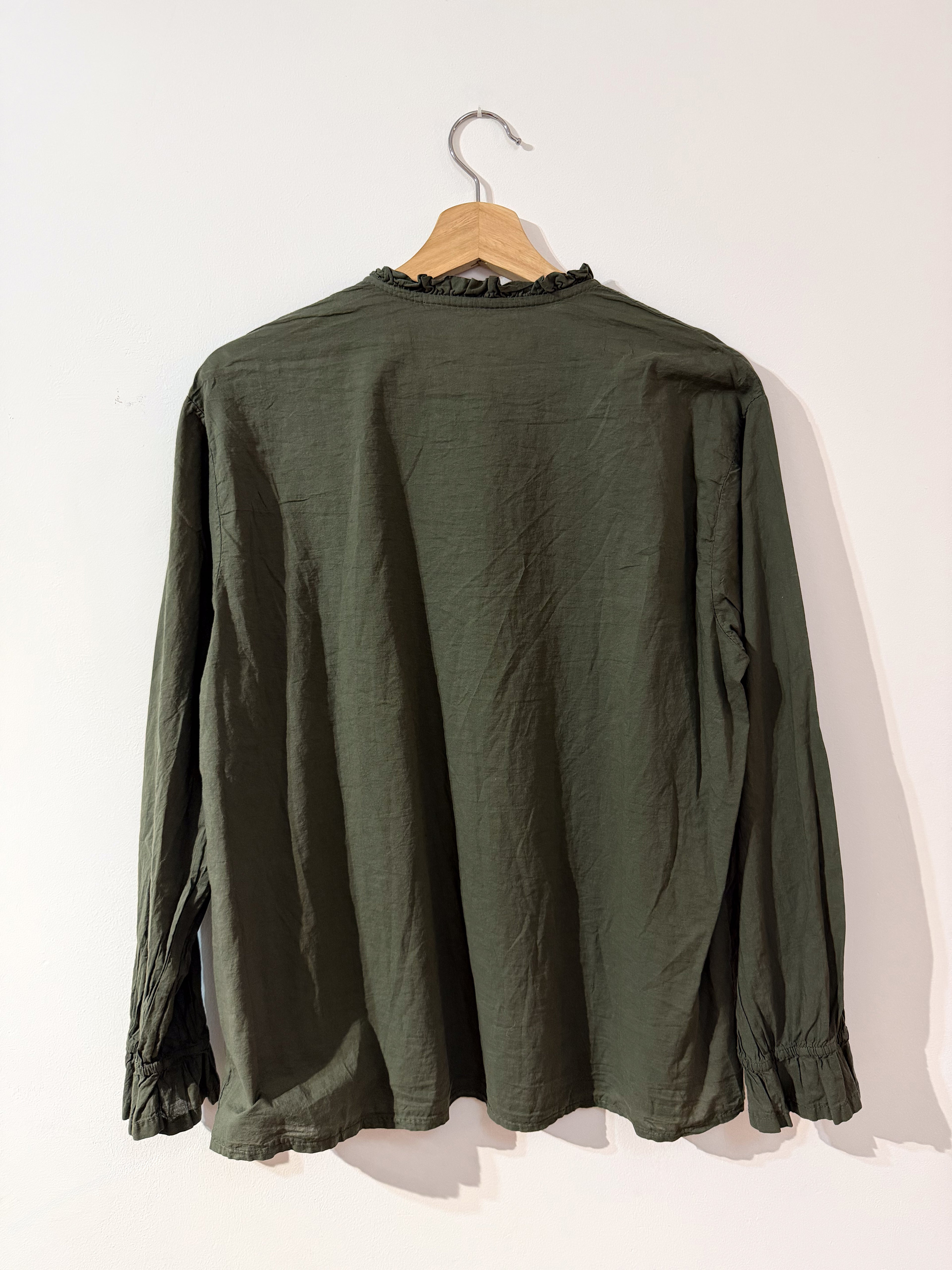 Camisa verde oliva con cuello fruncido