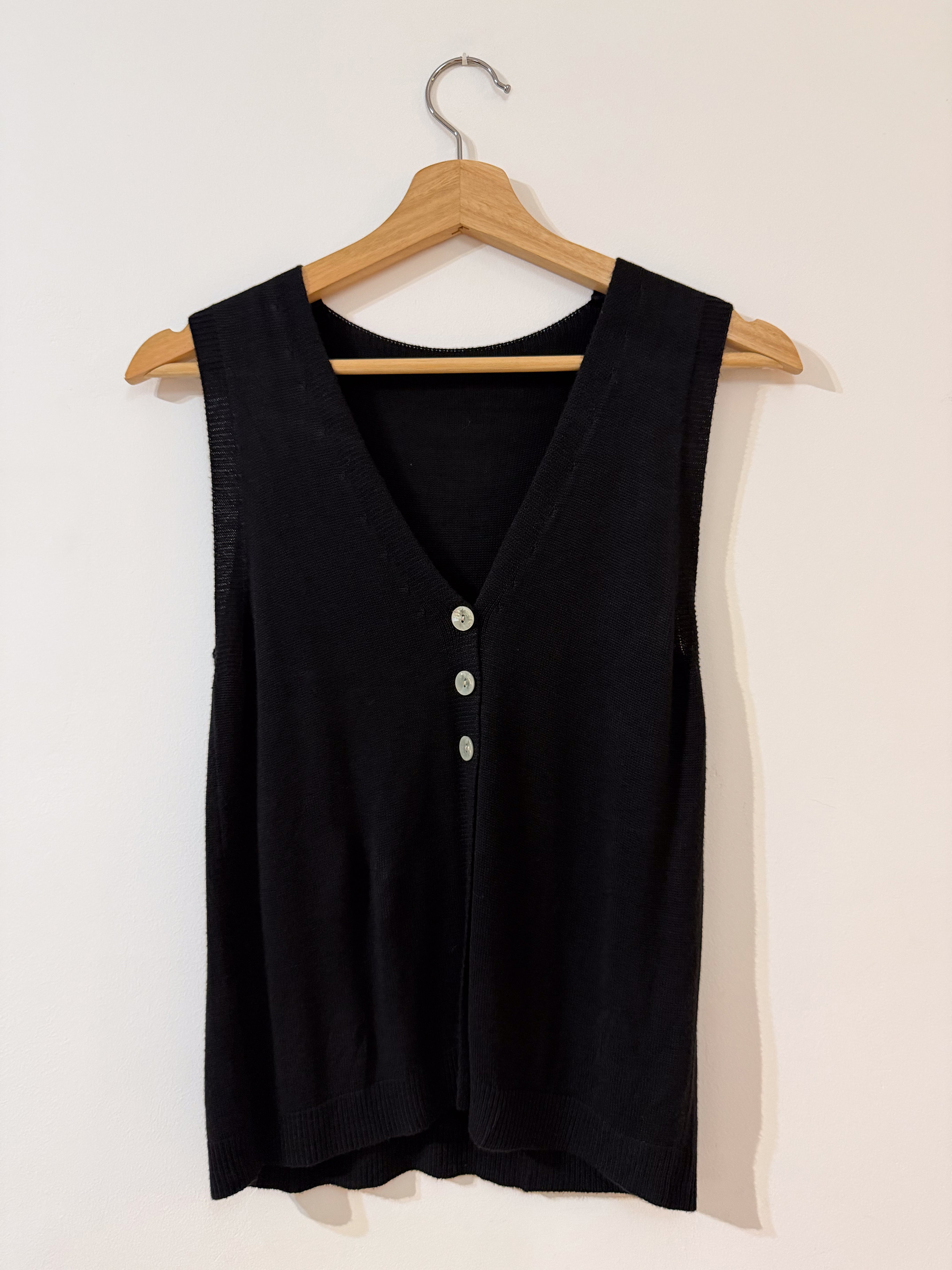 Chaleco negro de punto fino