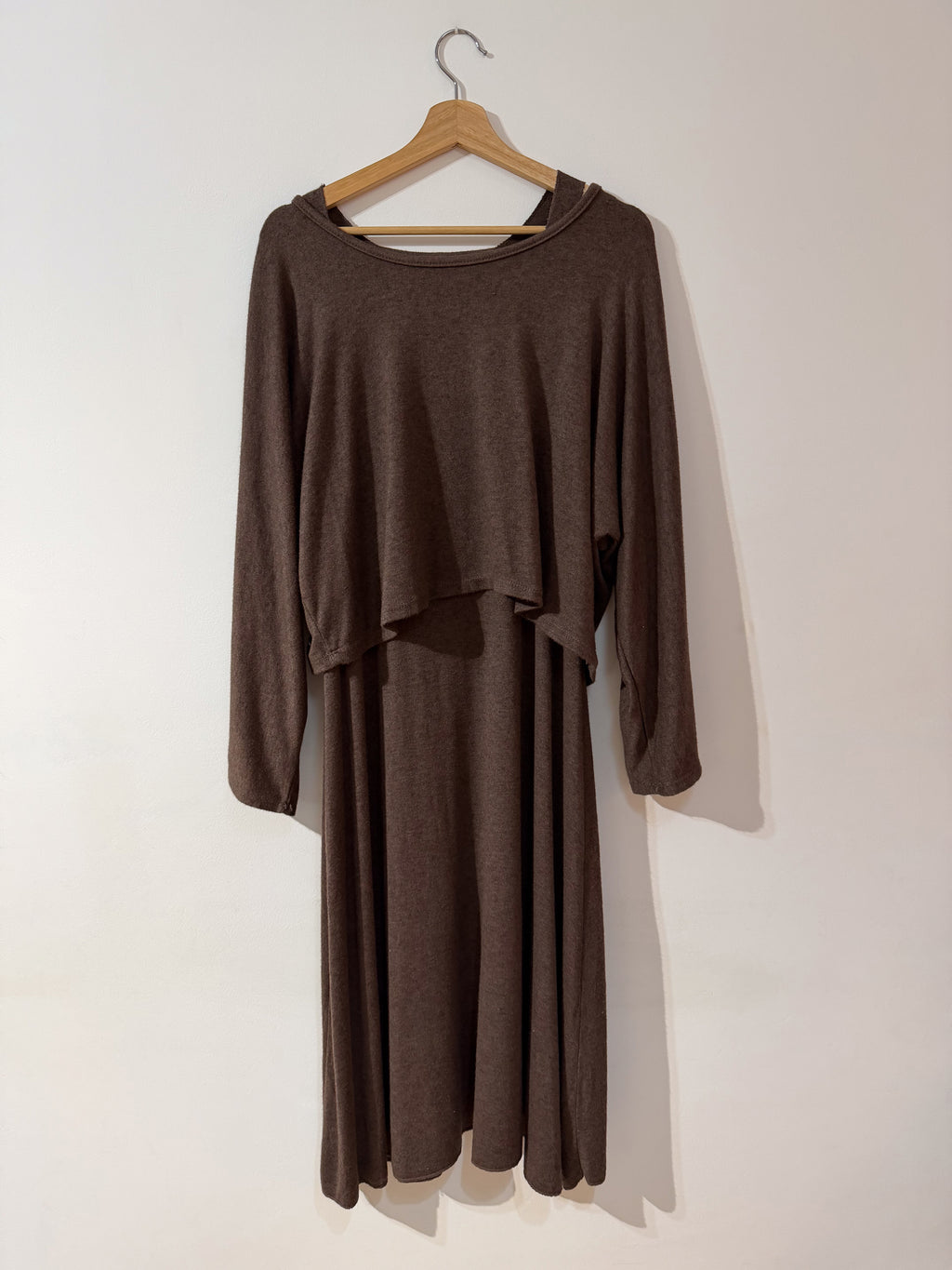 Conjunto de vestido y jersey marrón fluido de punto