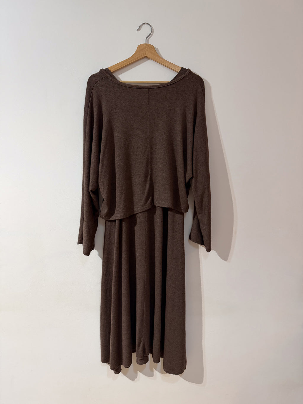 Conjunto de vestido y jersey marrón fluido de punto