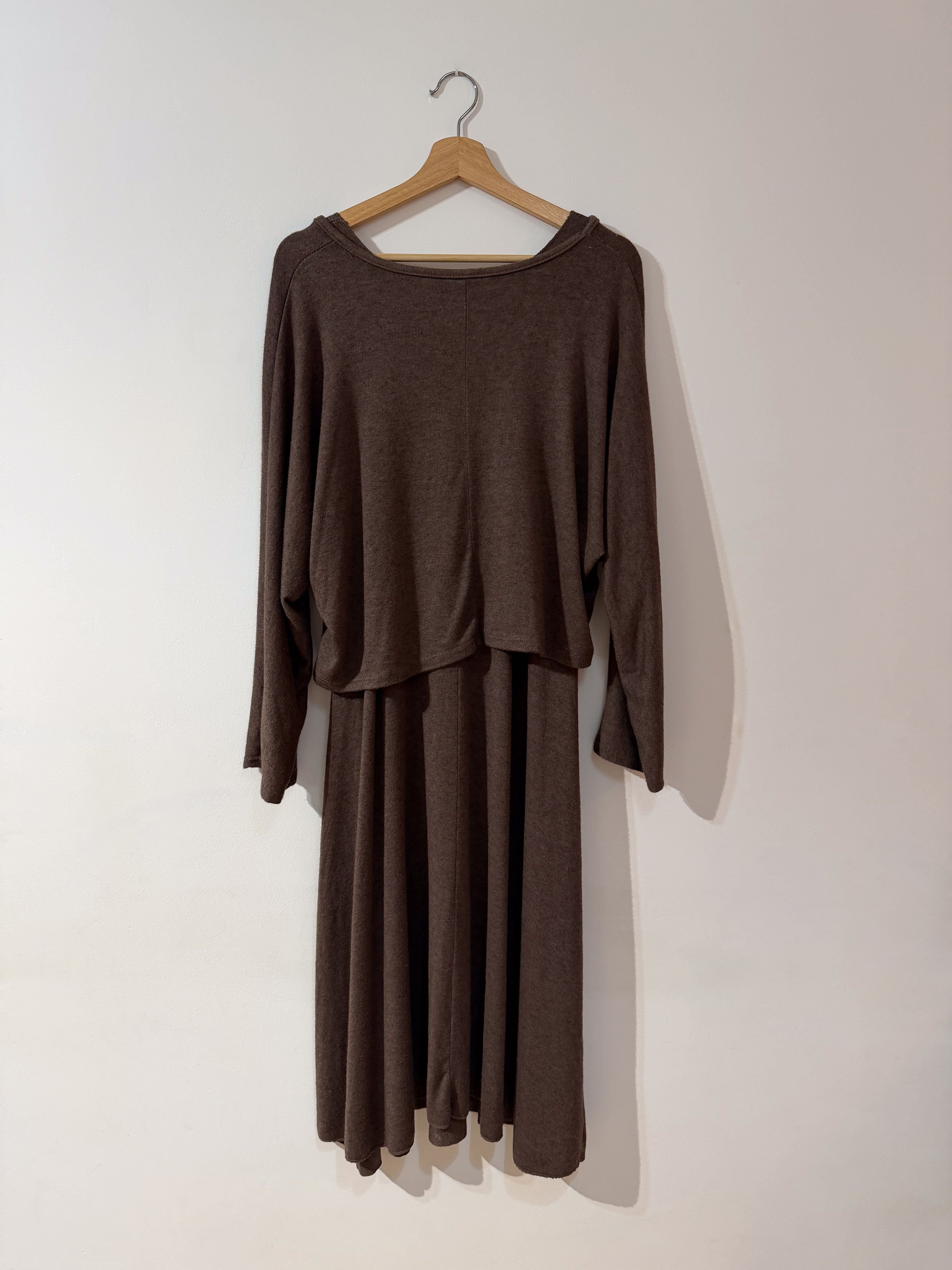 Conjunto de vestido y jersey marrón fluido de punto