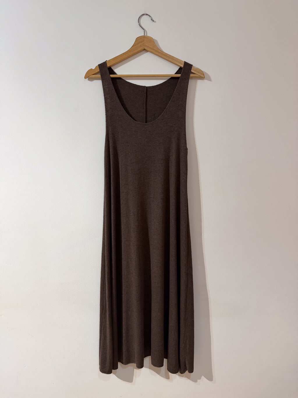 Conjunto de vestido y jersey marrón fluido de punto