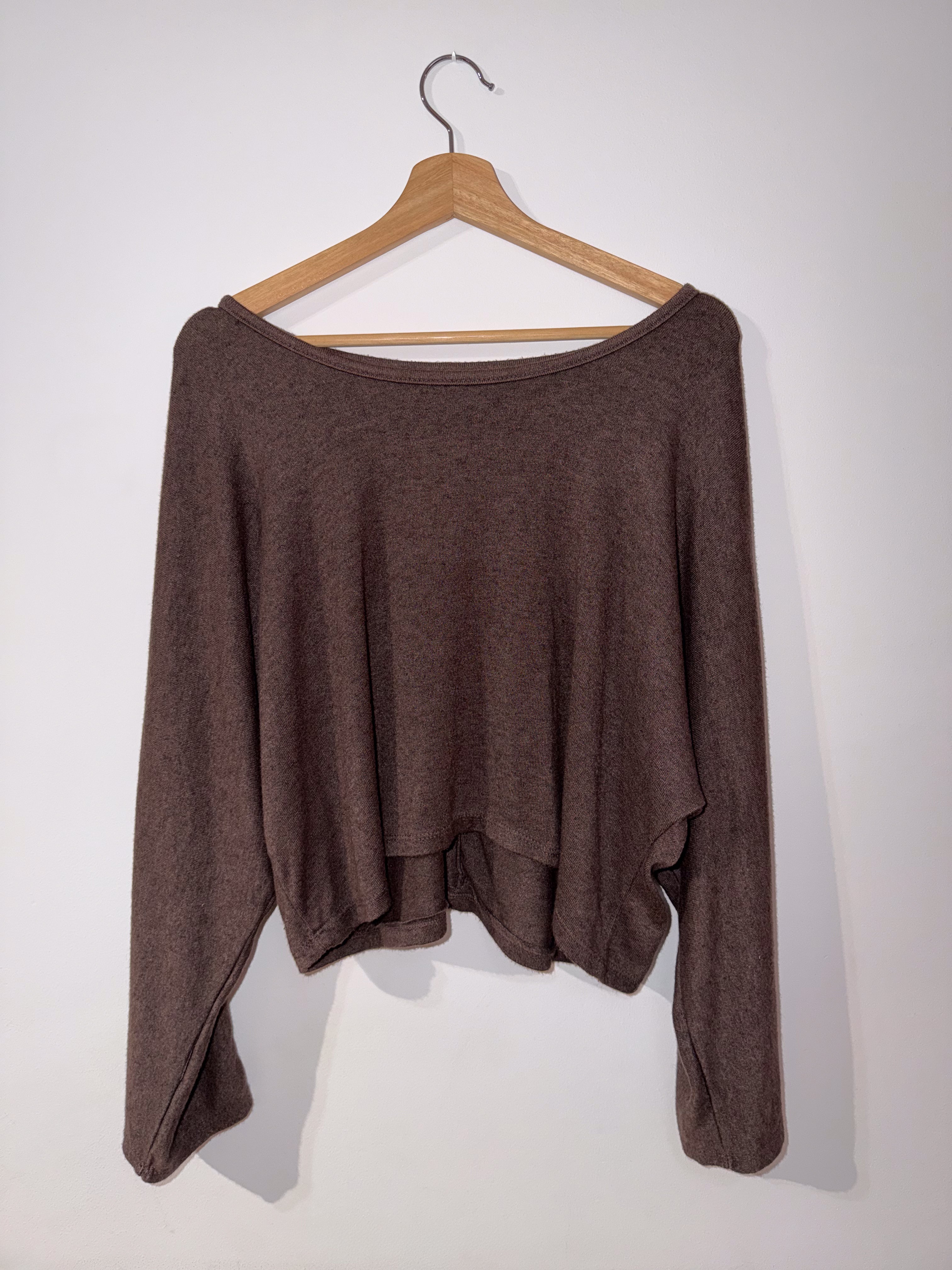 Conjunto de vestido y jersey marrón fluido de punto