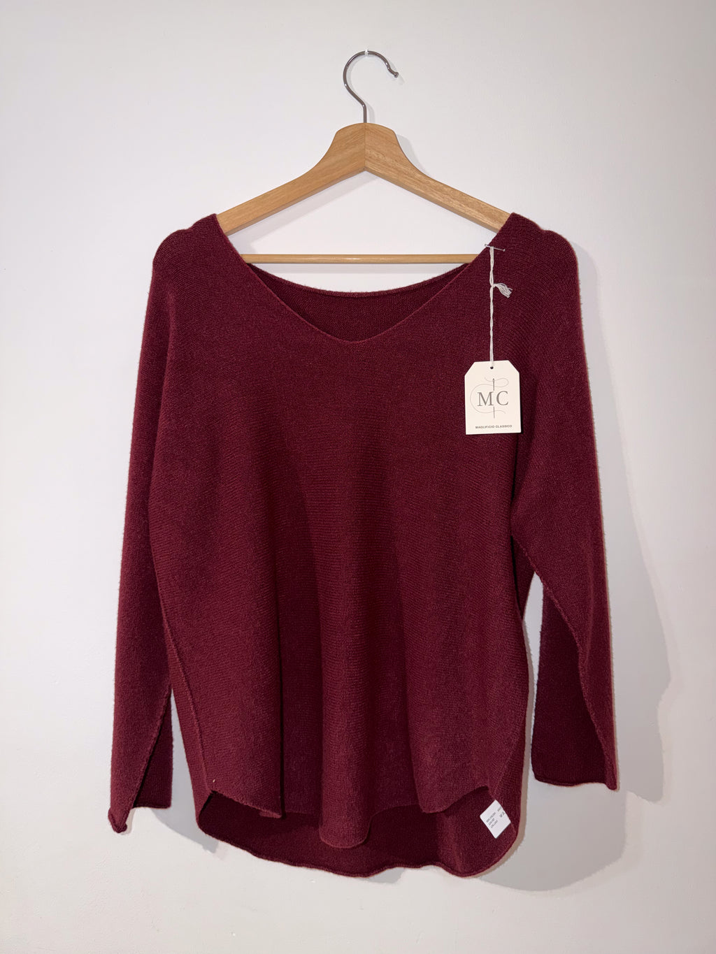 Jersey granate con cuello en V