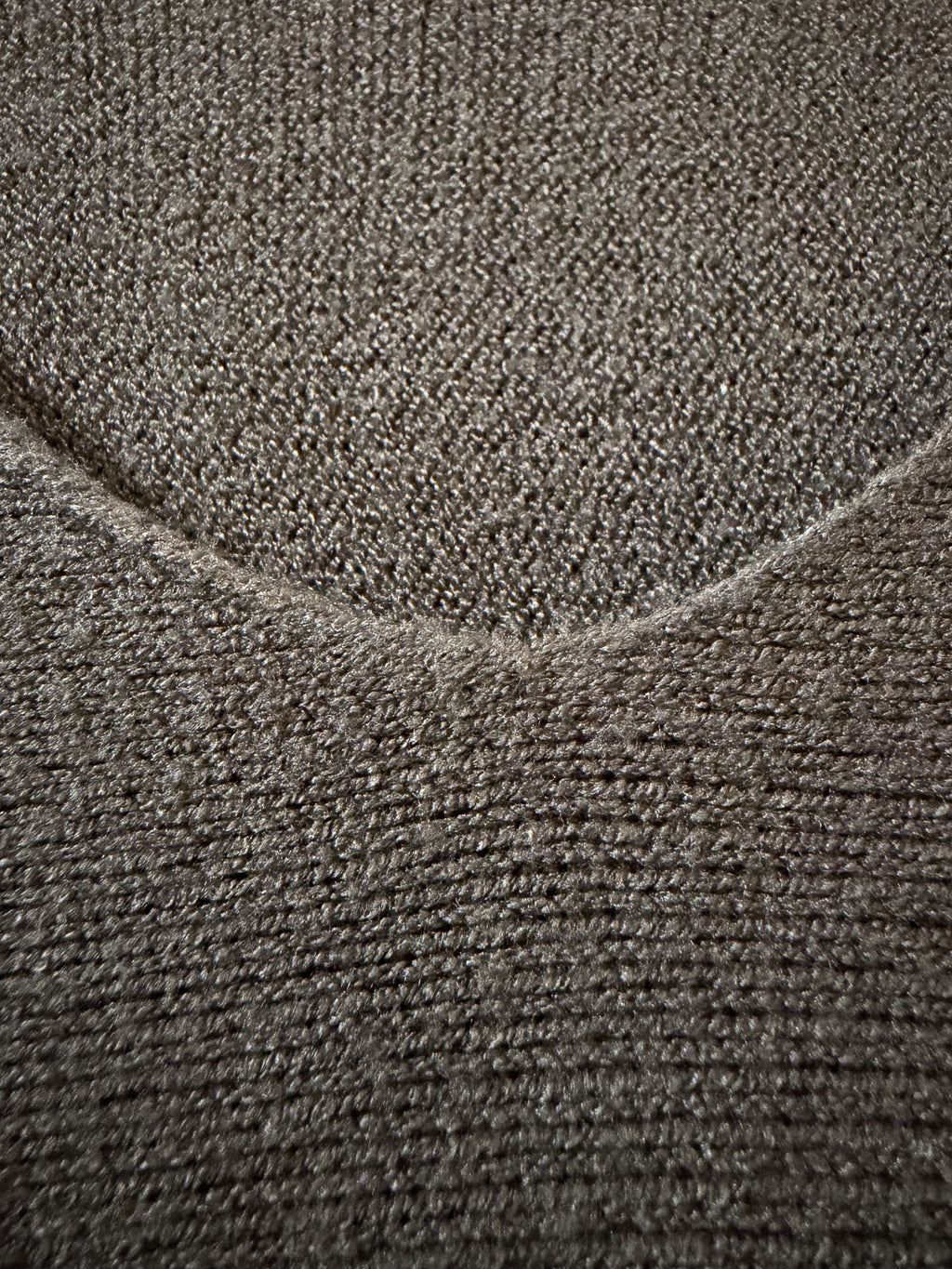 Jersey marrón con cuello en V