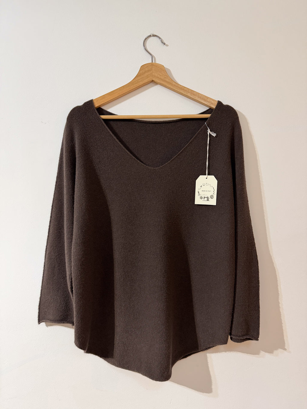 Jersey marrón con cuello en V