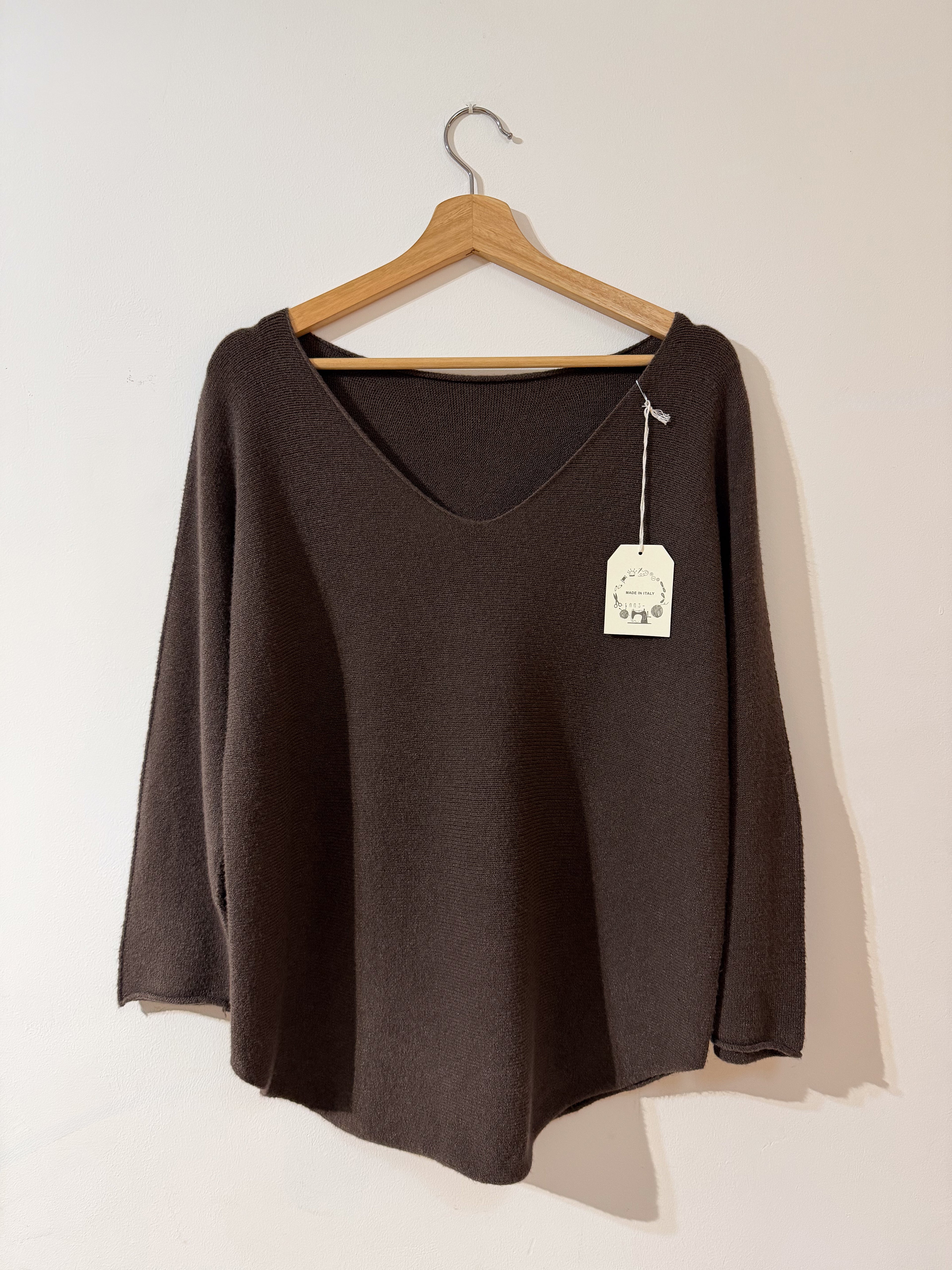 Jersey marrón con cuello en V