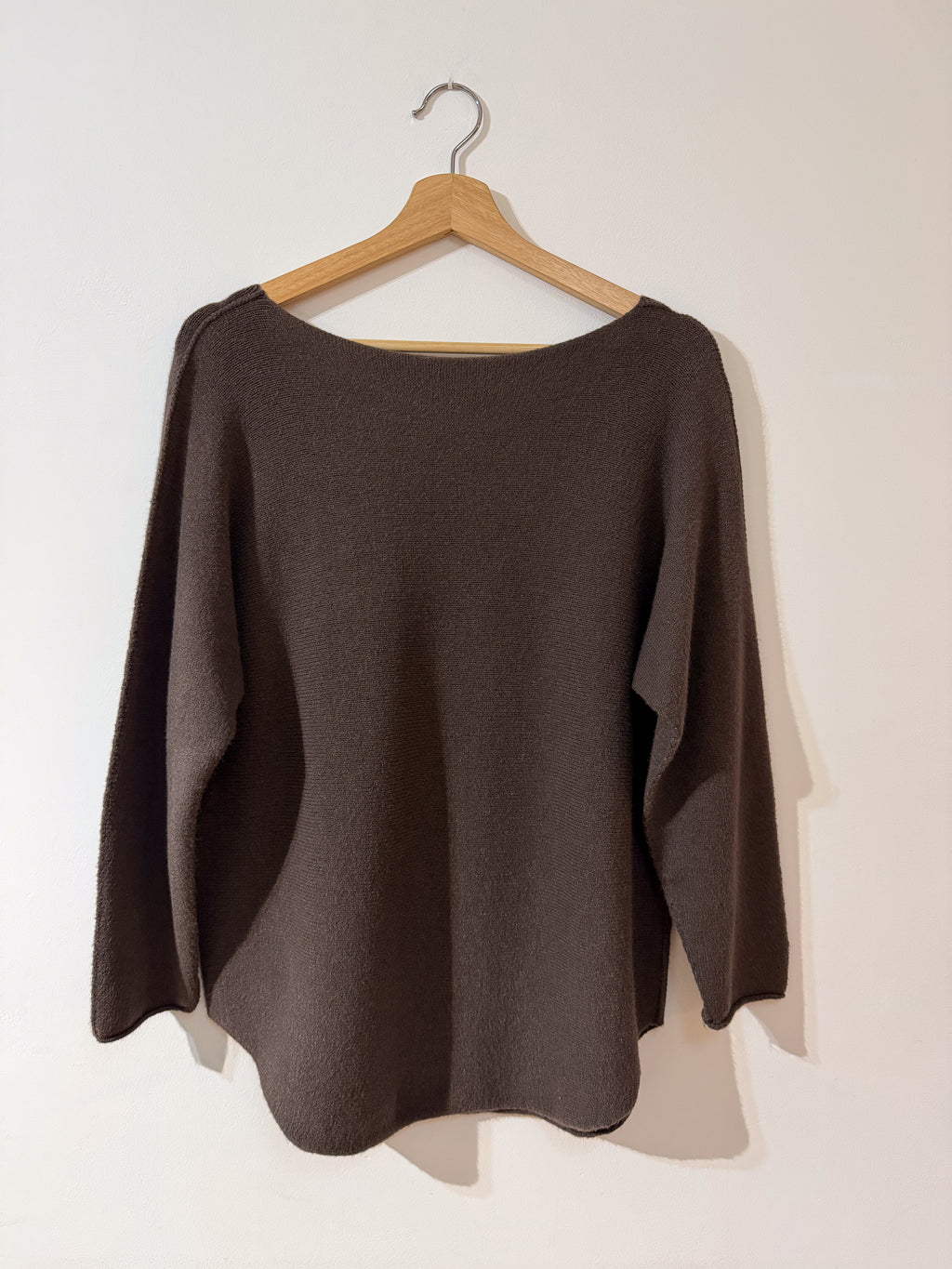 Jersey marrón con cuello en V