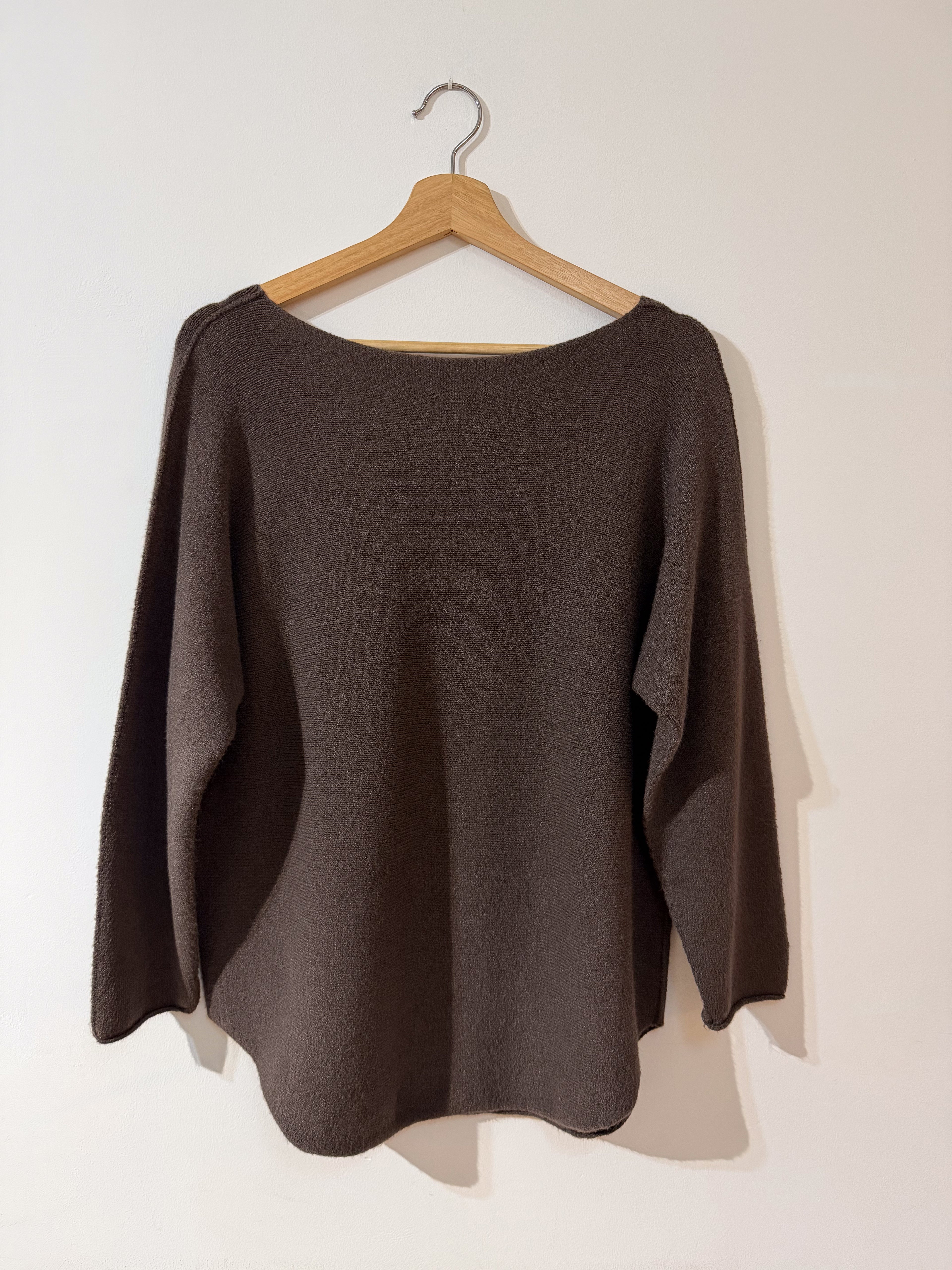 Jersey marrón con cuello en V