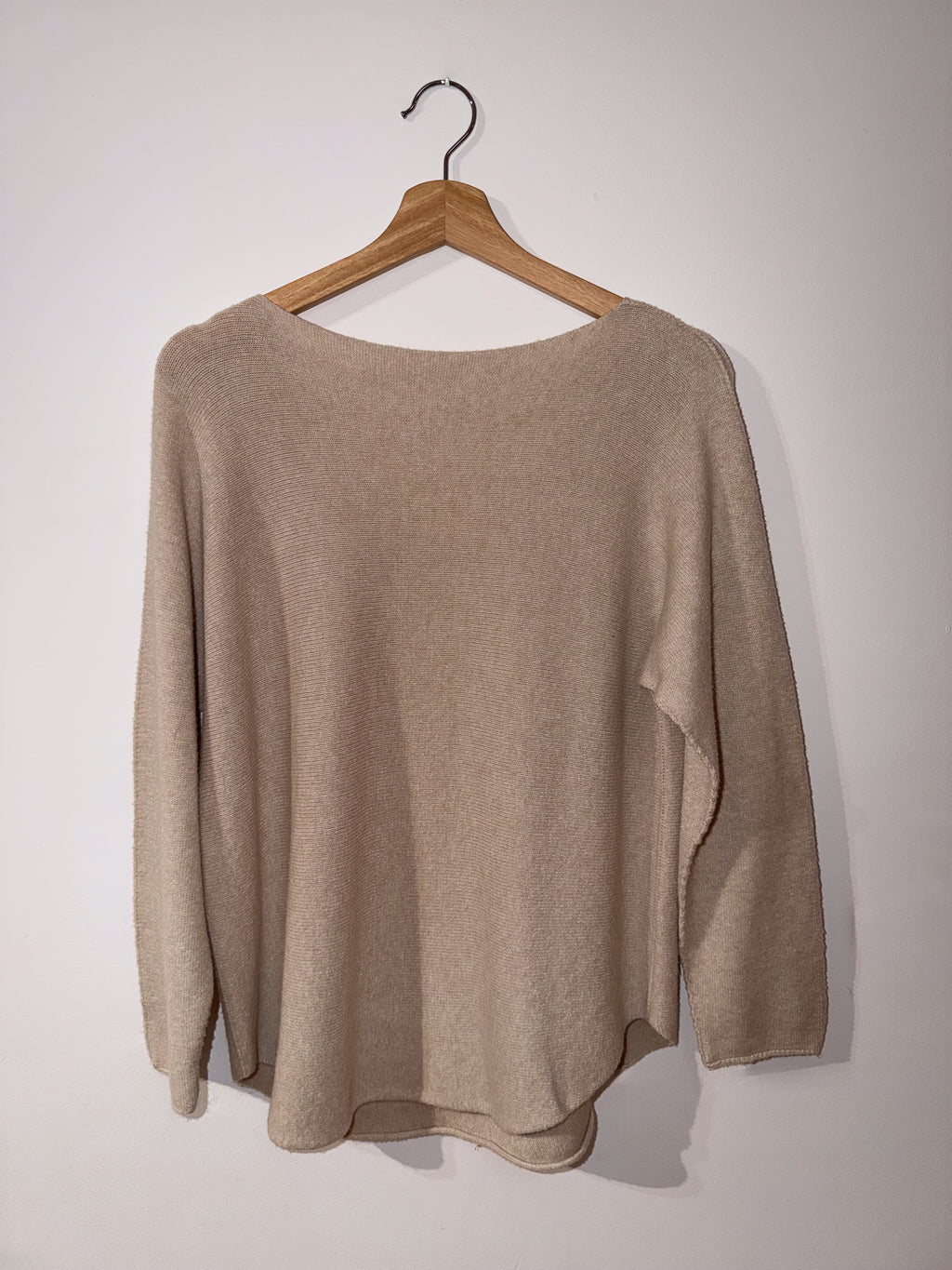 Jersey beige con cuello en V