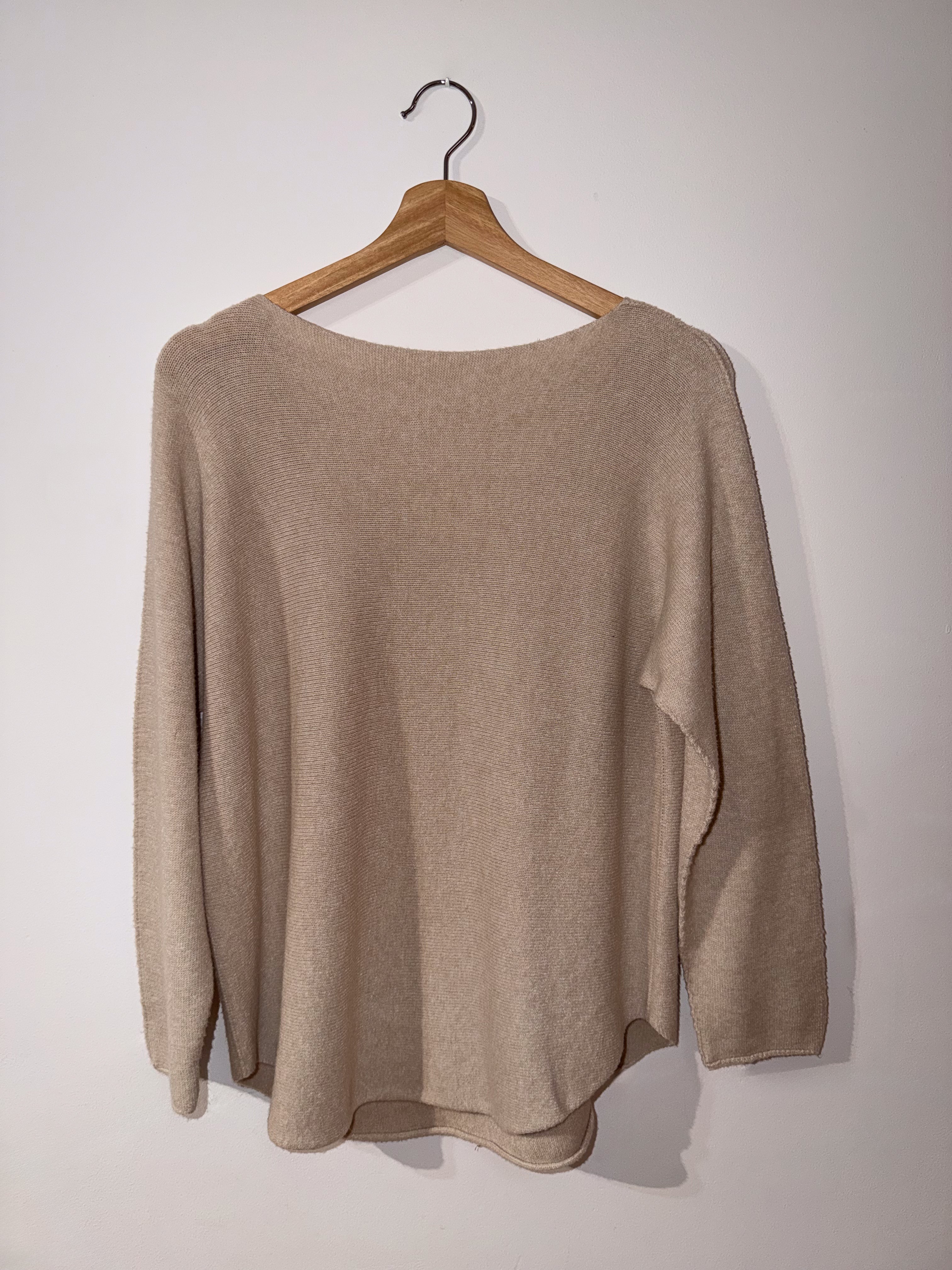 Jersey beige con cuello en V