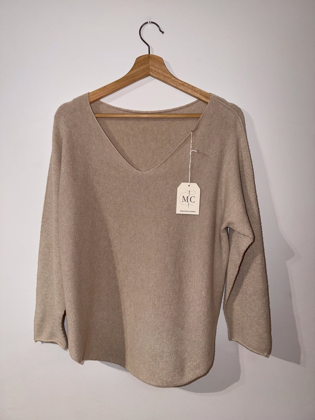 Jersey beige con cuello en V