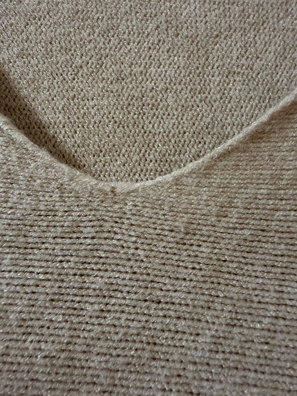 Jersey beige con cuello en V