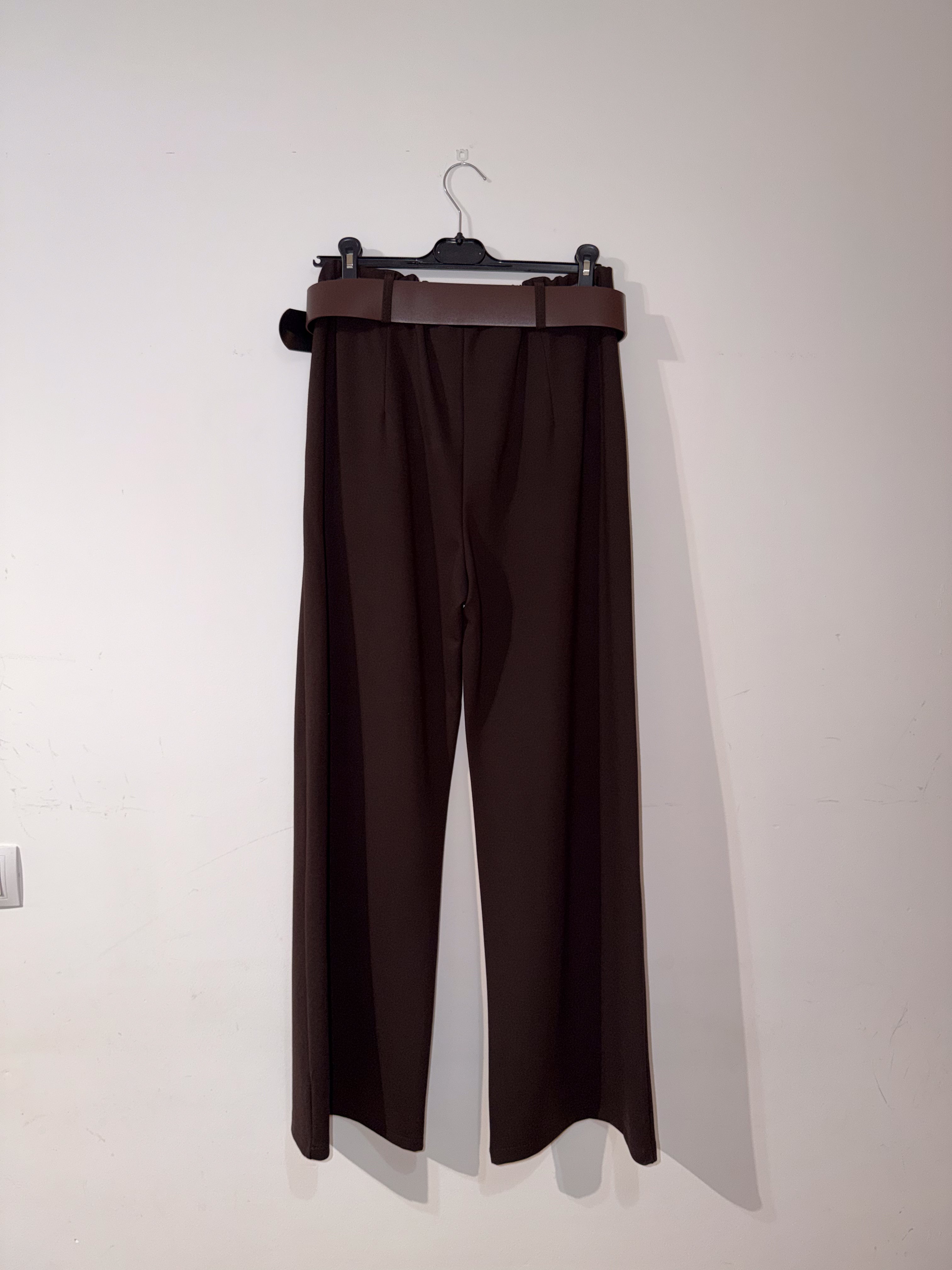 Pantalón marrón con cinturón