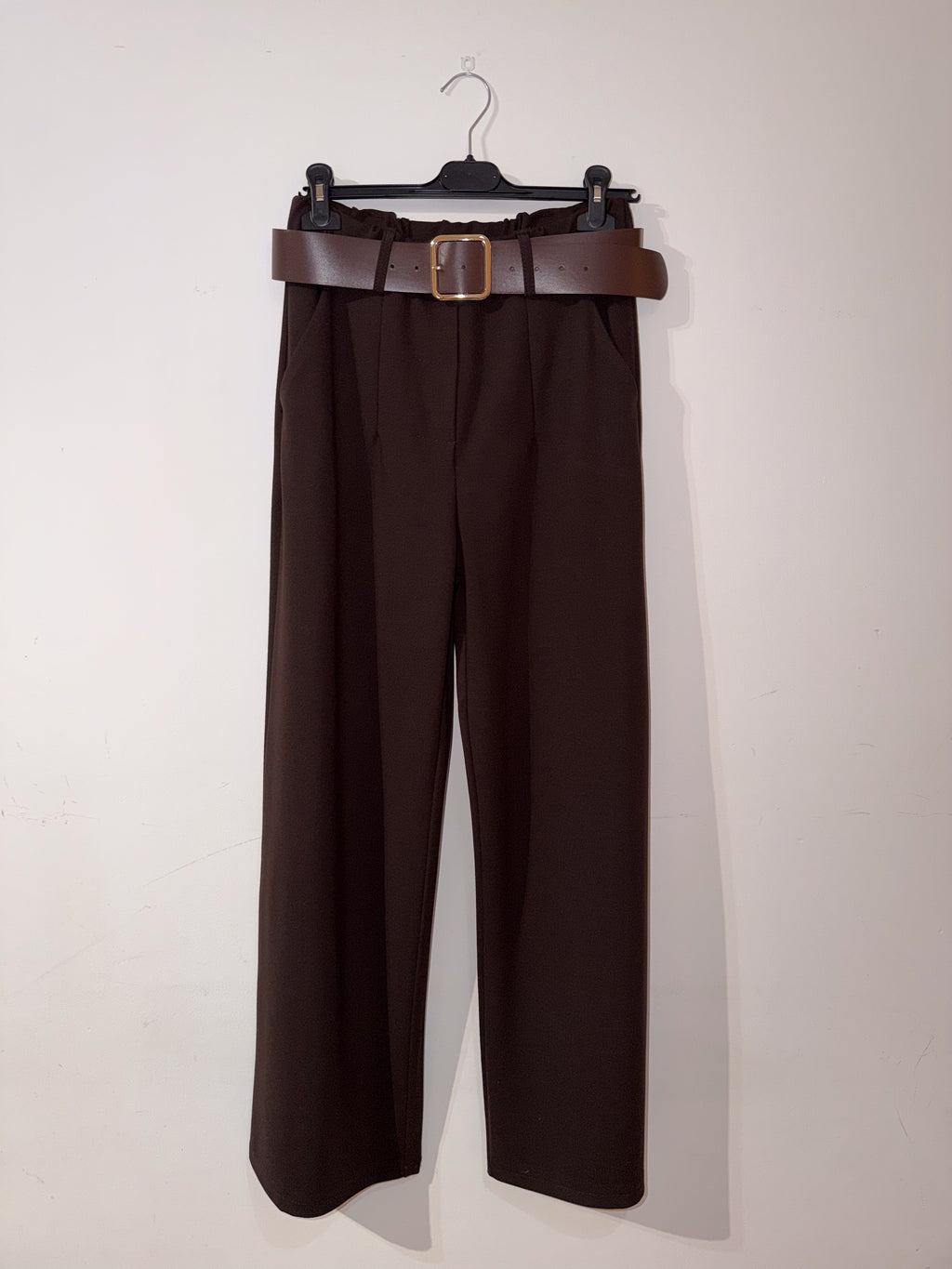 Pantalón marrón con cinturón