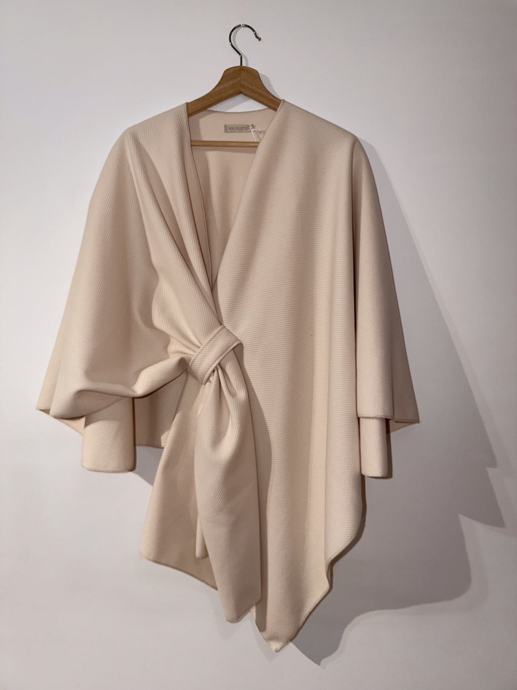 Capa blanca con nudo frontal