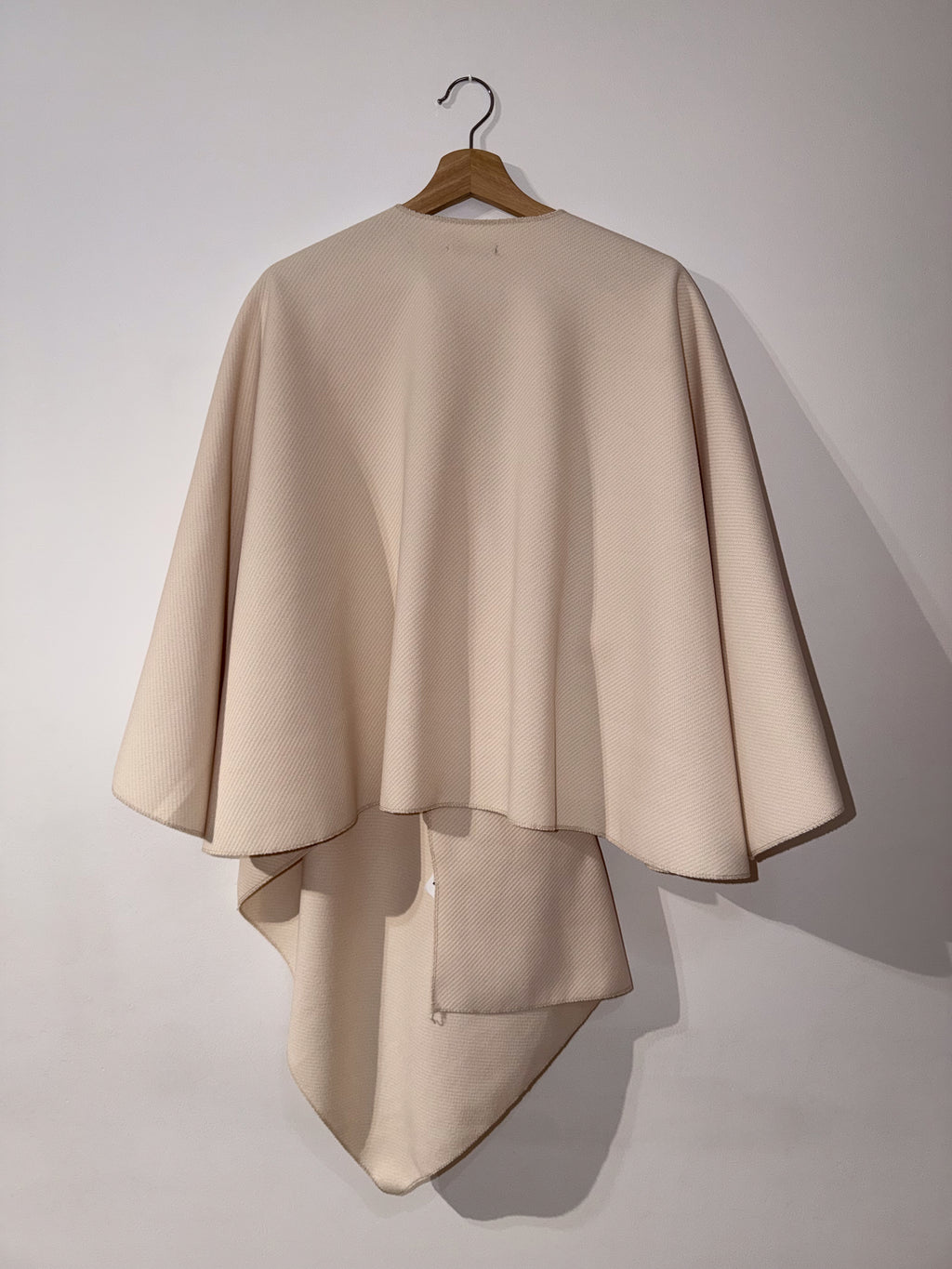 Capa blanca con nudo frontal