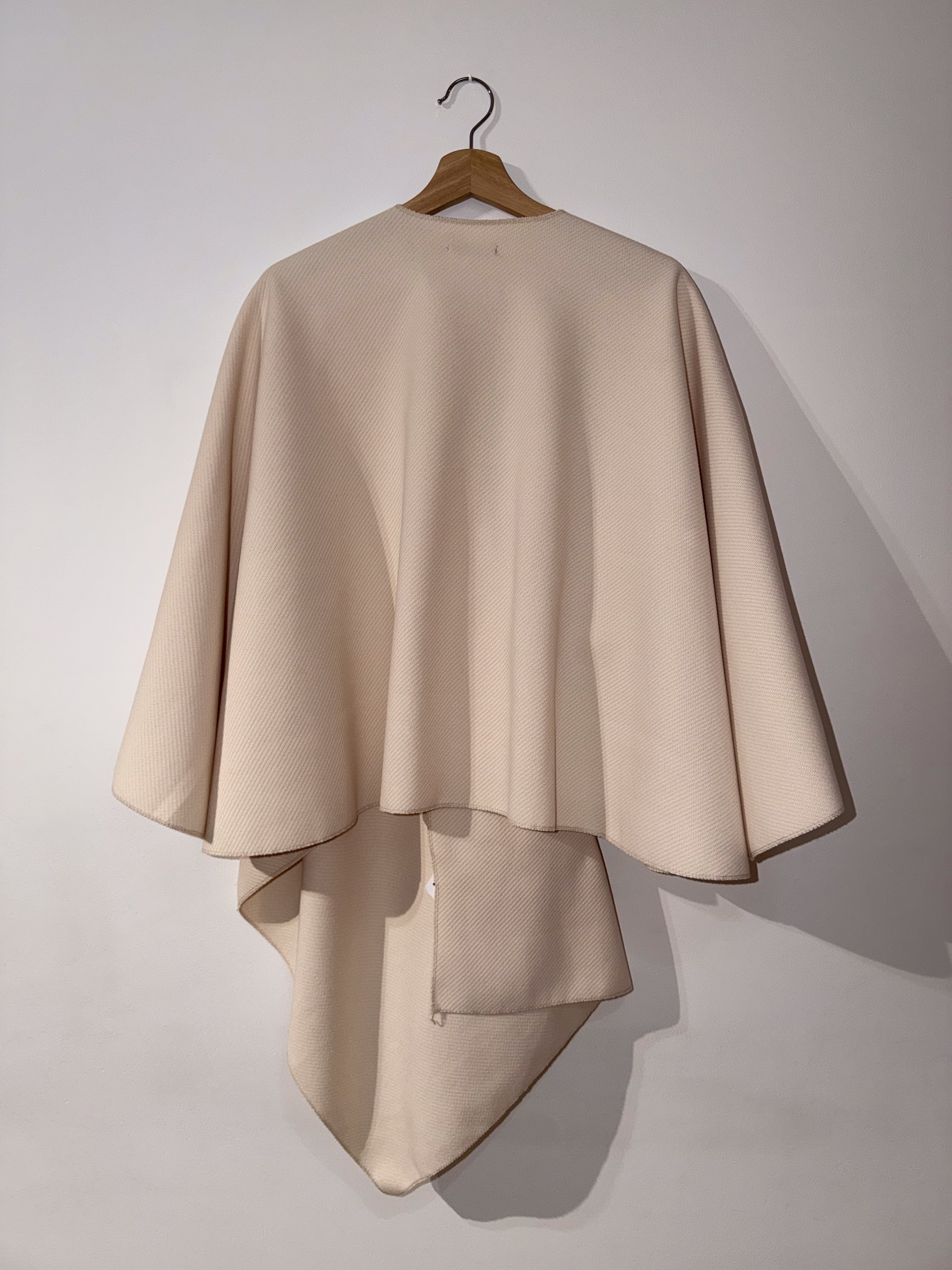 Capa blanca con nudo frontal