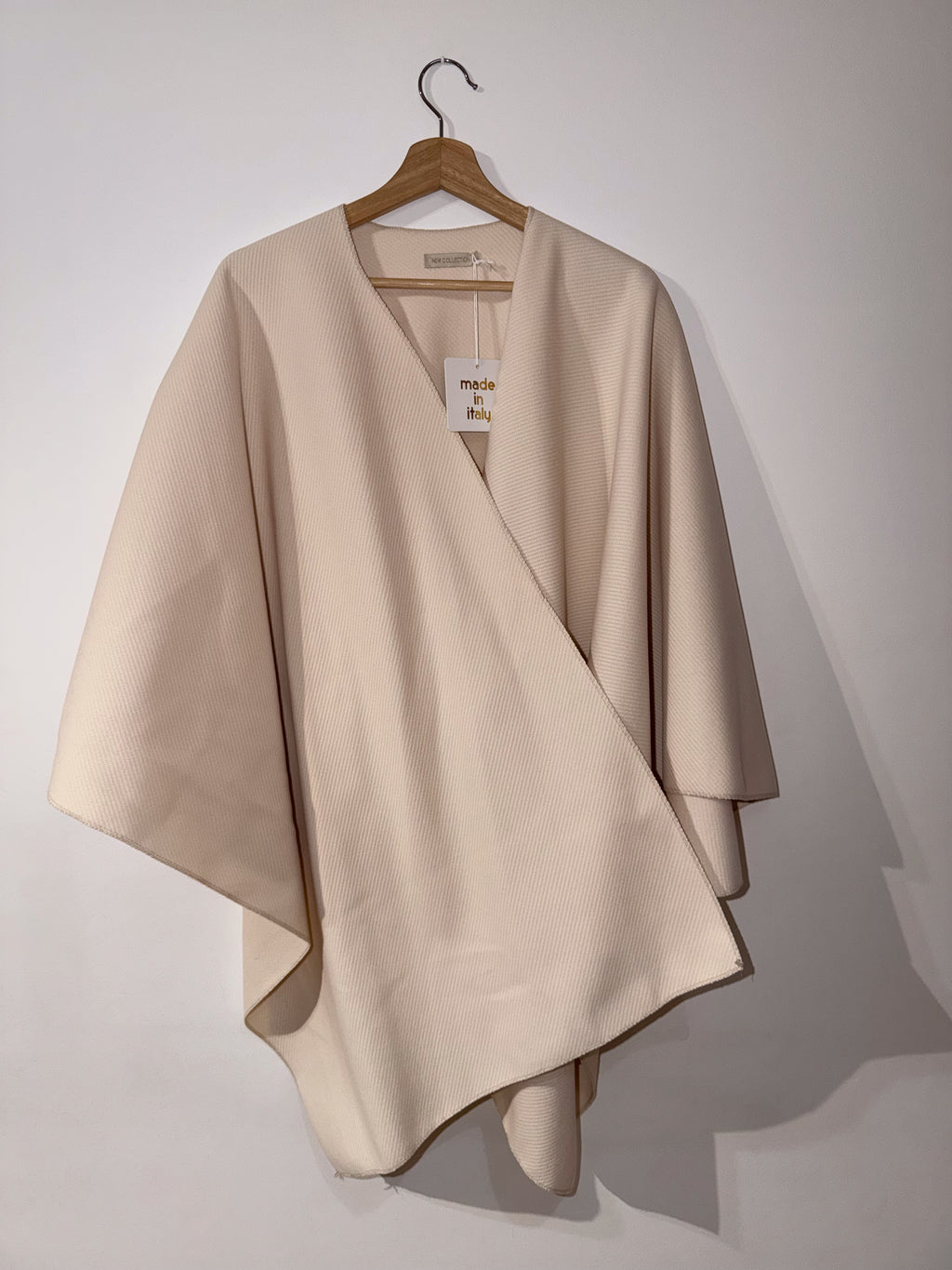 Capa blanca con nudo frontal