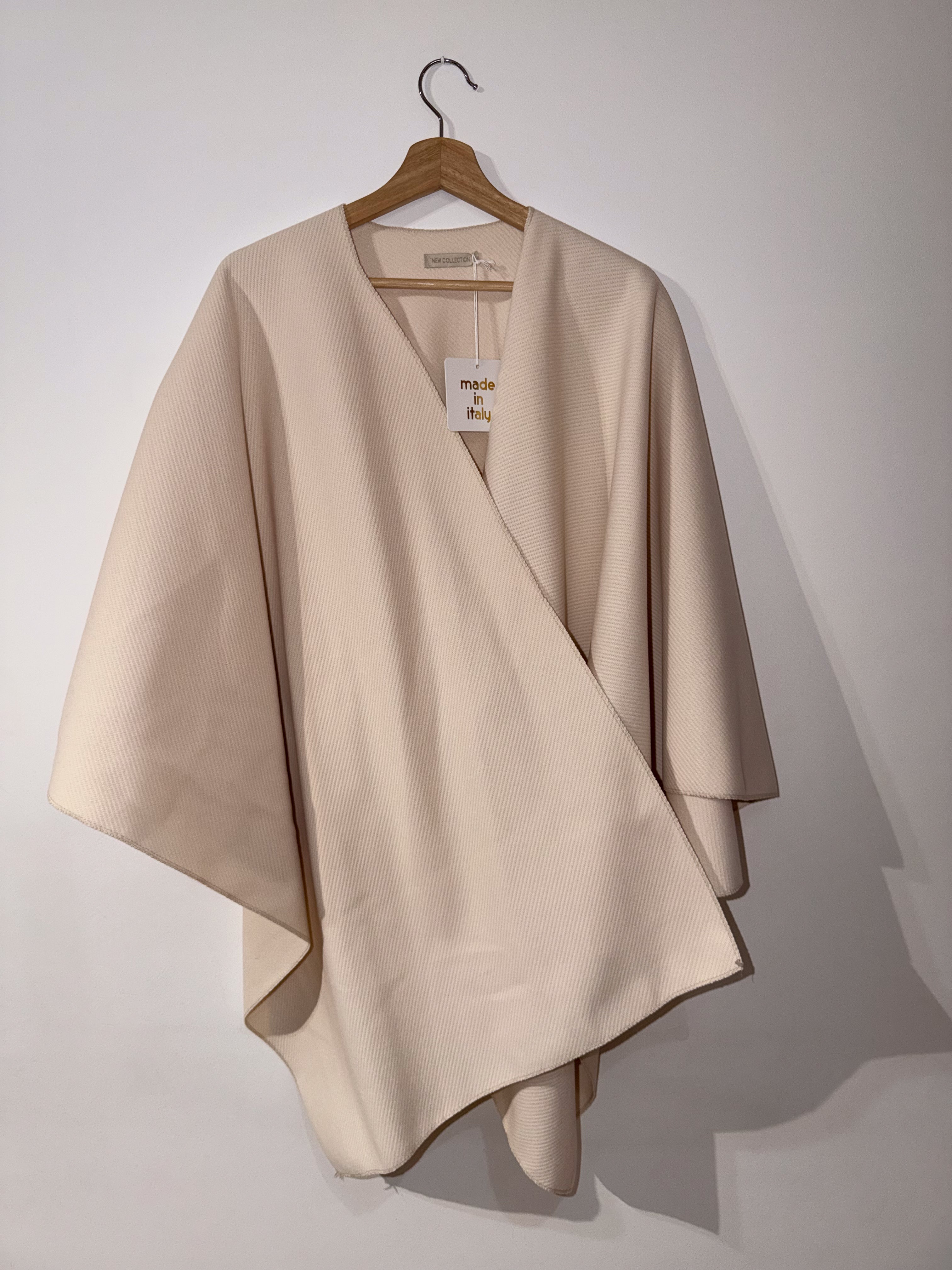 Capa blanca con nudo frontal