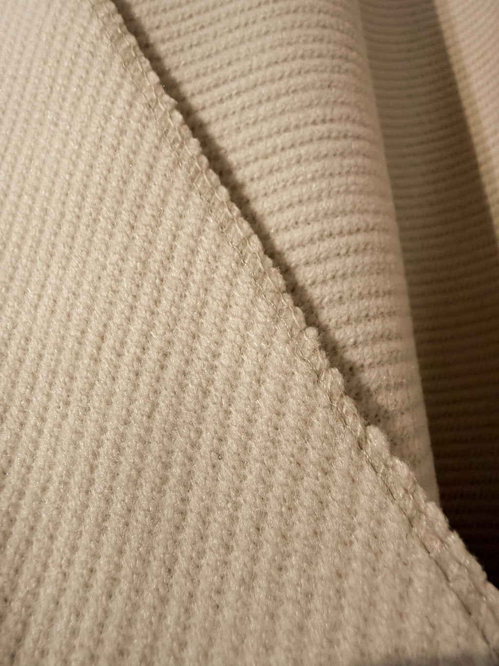 Capa blanca con nudo frontal