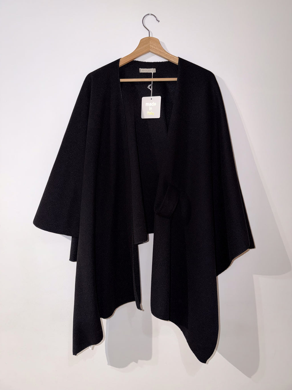 Capa negra con nudo frontal