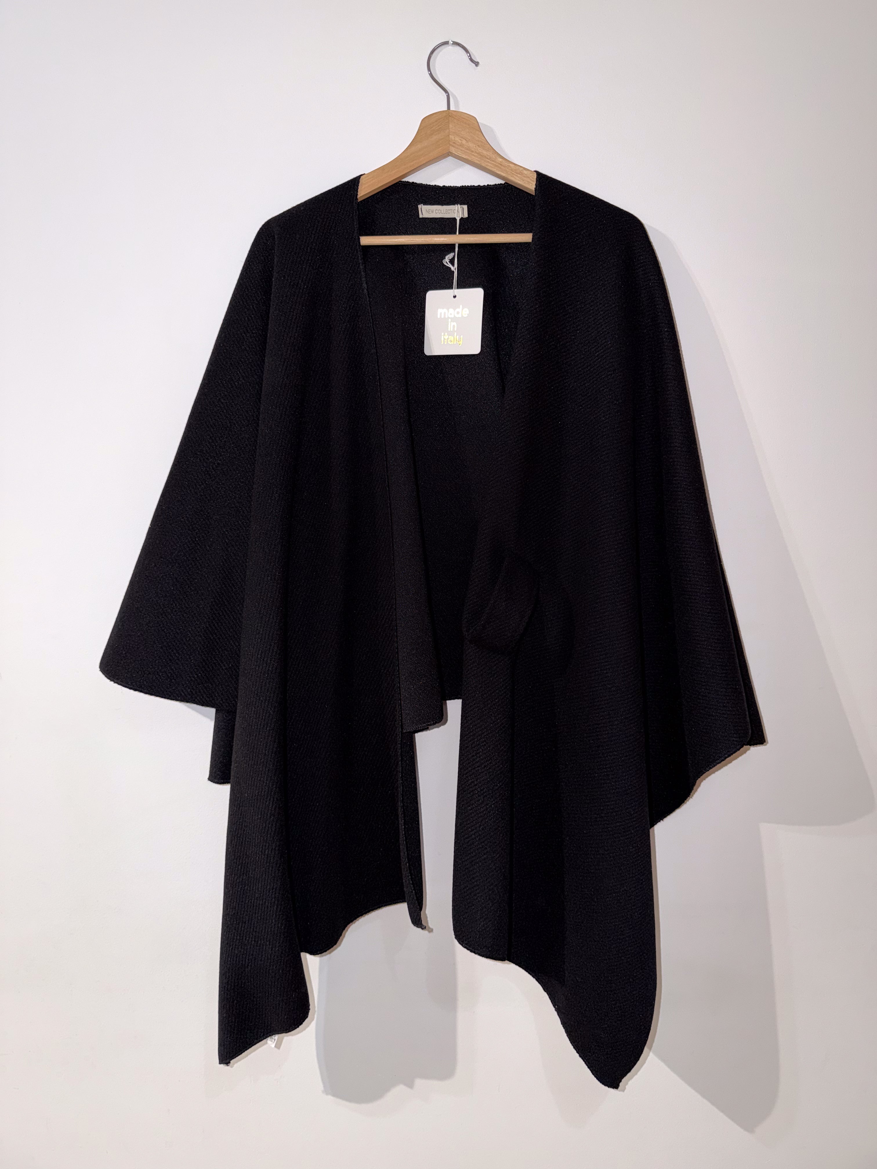 Capa negra con nudo frontal