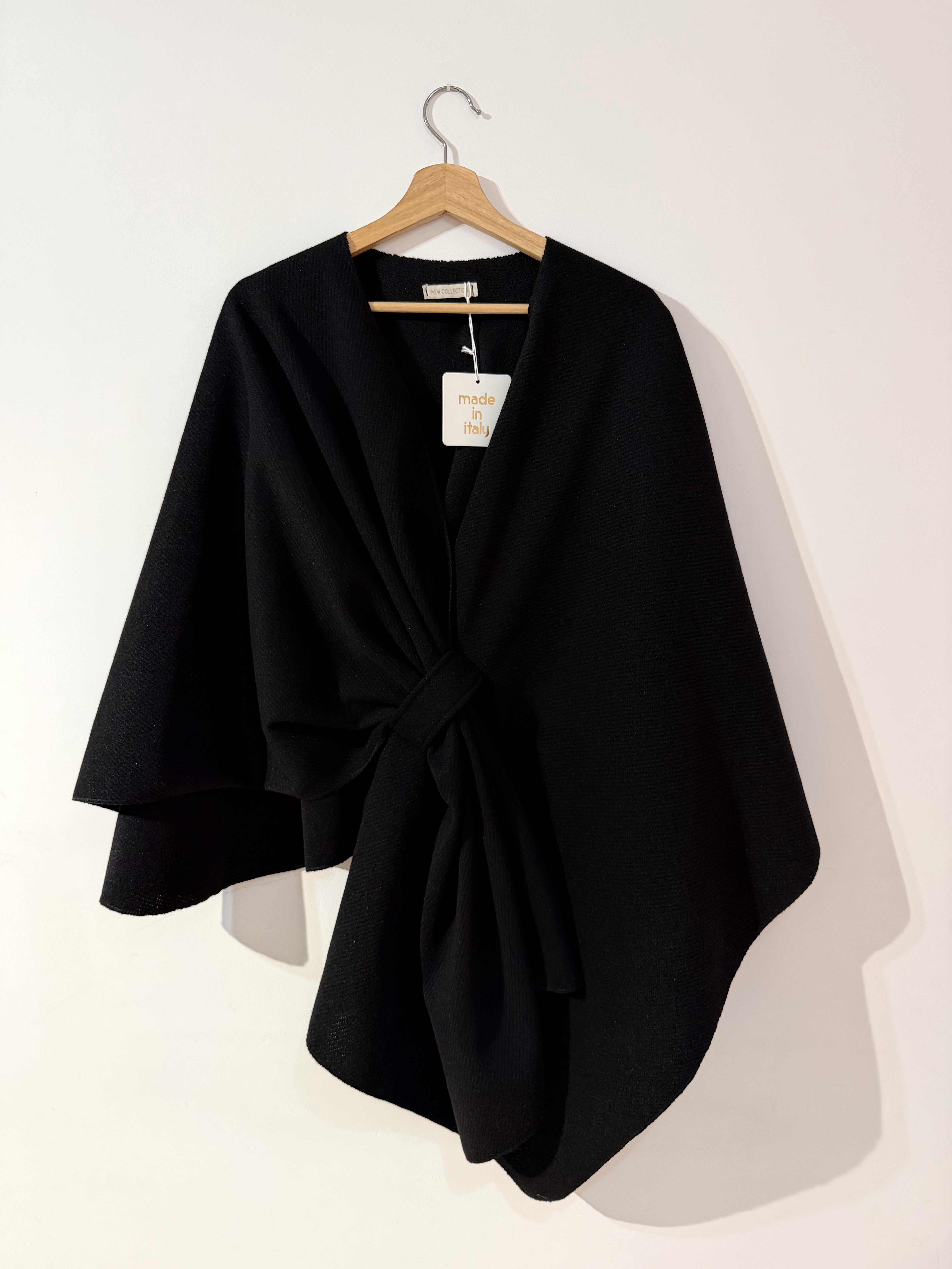 Capa negra con nudo frontal