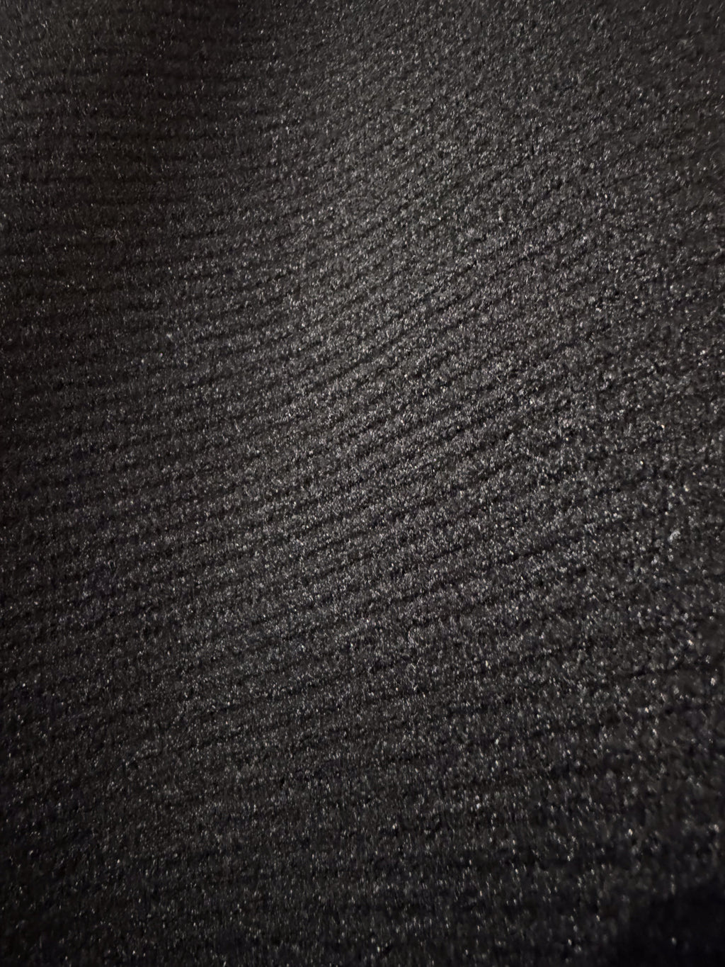 Capa negra con nudo frontal