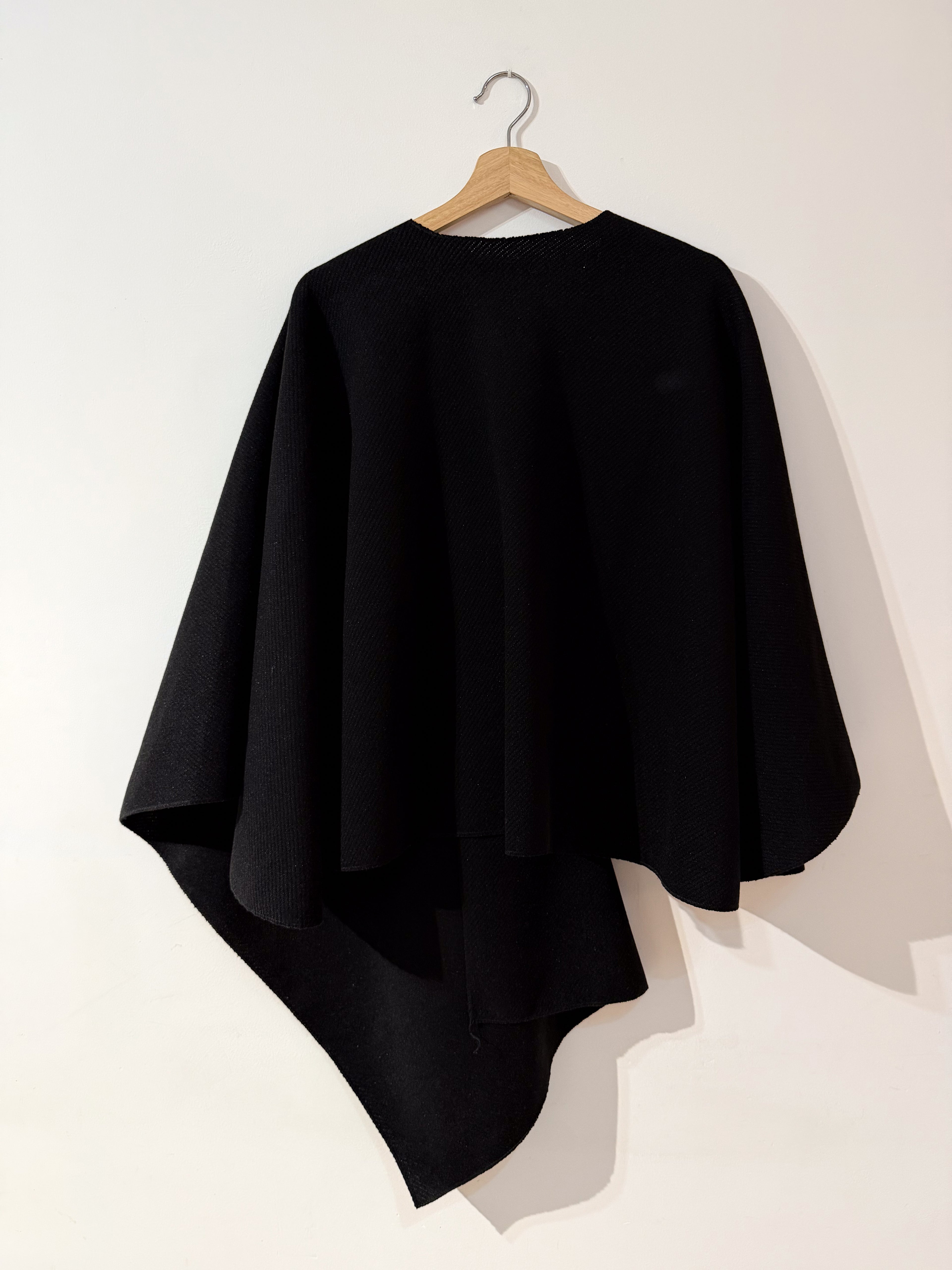 Capa negra con nudo frontal